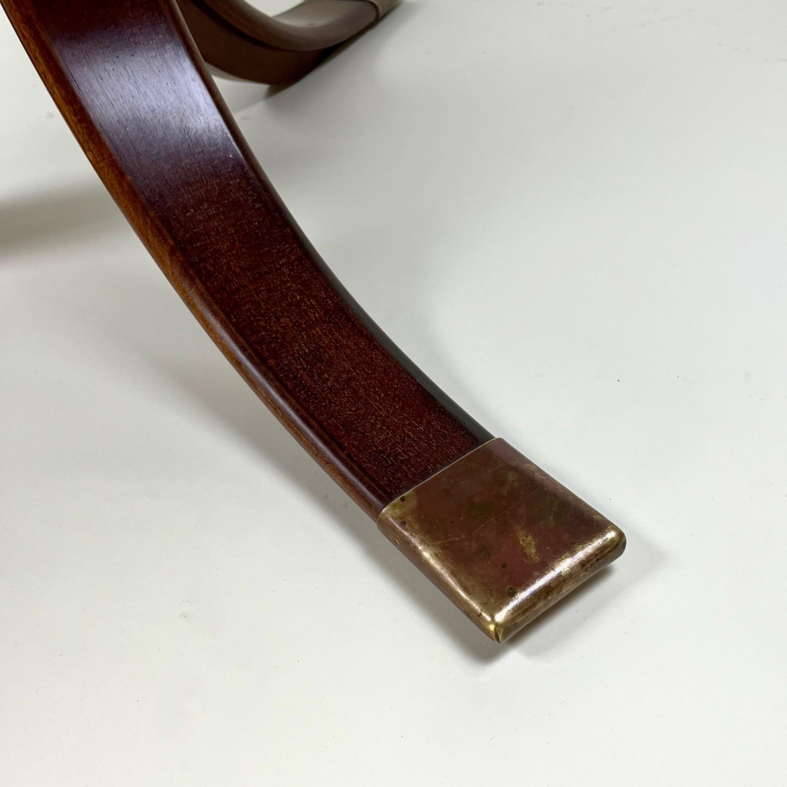 Frits Henningsen. A Cuban mahogany circular pedestal  table. In Good Condition For Sale In Brønshøj, DK