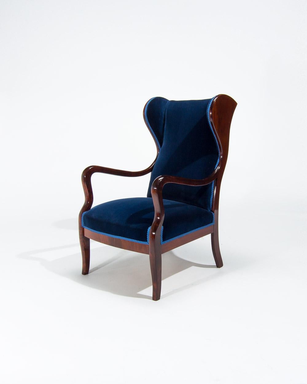 Questa splendida sedia danese di metà secolo di Frits Henningsen dona un'eleganza senza tempo e un tocco moderno a qualsiasi ambiente. Progettato all'inizio degli anni '50, si ispira ai mobili classici della Reggenza inglese, rivisitati con linee
