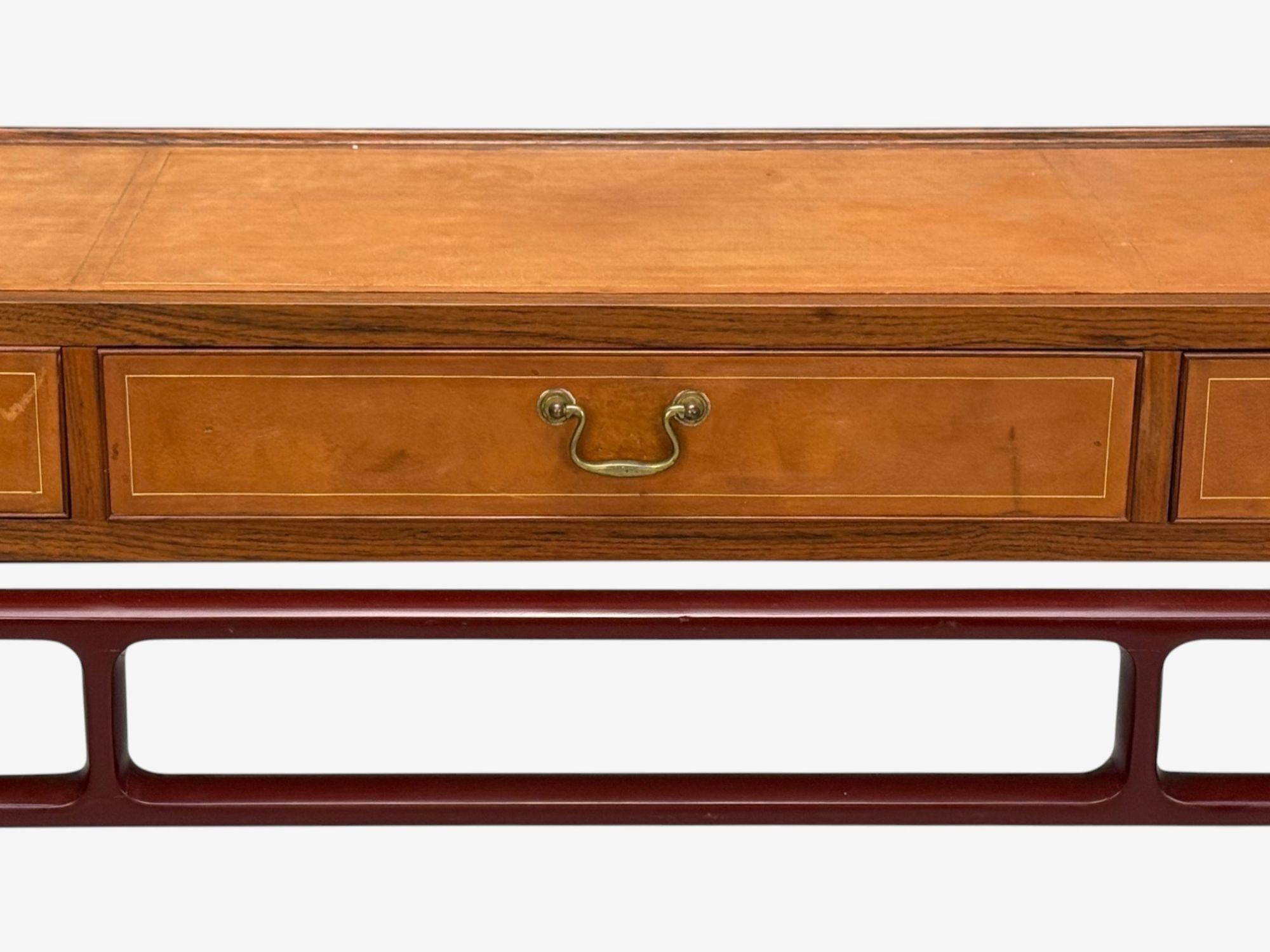 Frits Henningsen atr., palisandro, cuero, latón, mesa consola, Dinamarca, años 50 Palo de rosa en venta