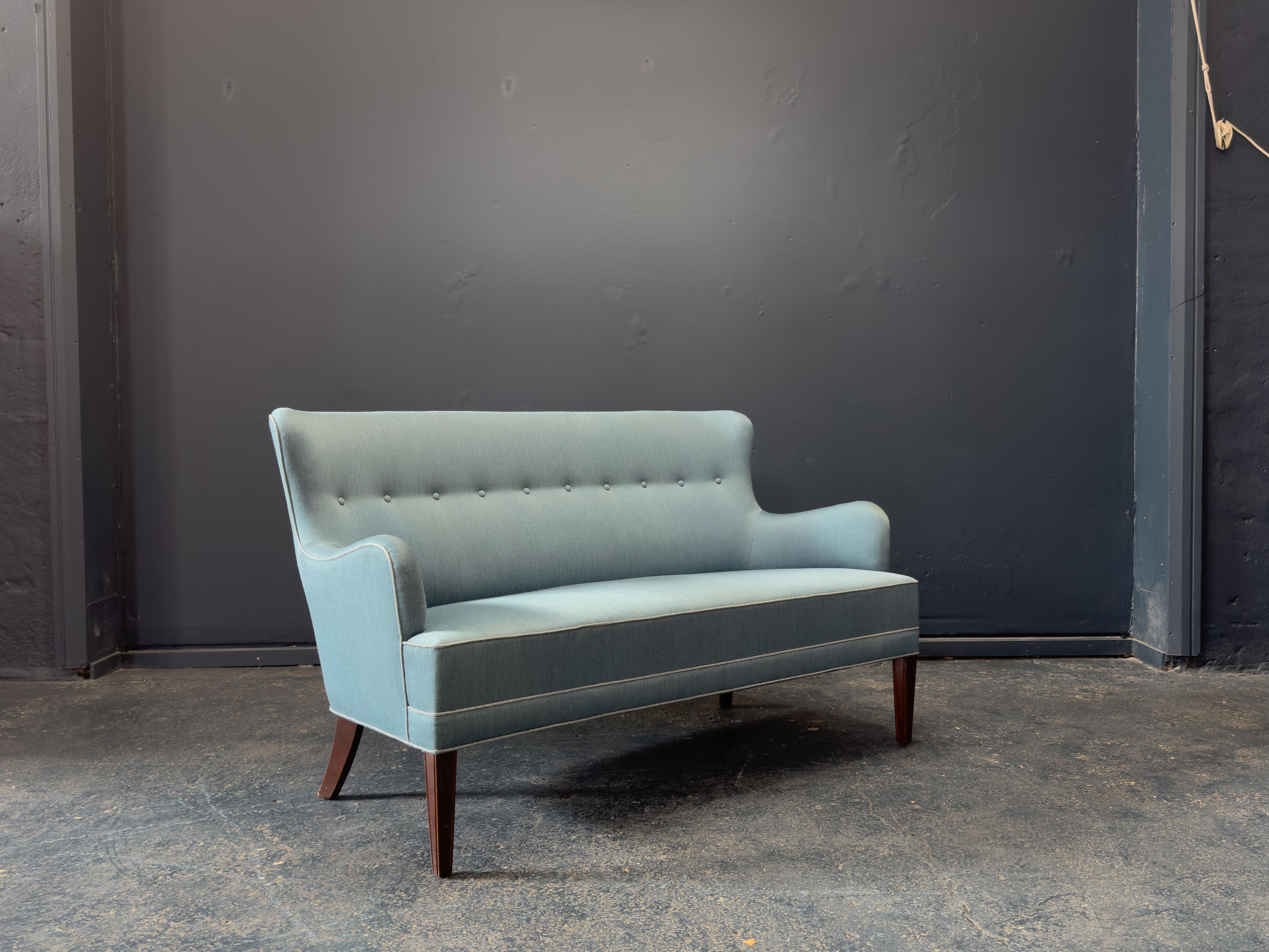 Mid-Century Modern Canapé capitonné bleu Frits Henningsen en vente