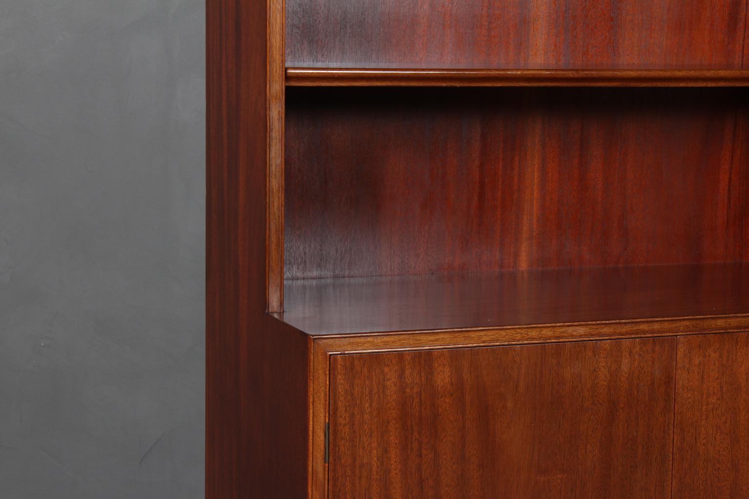 Frits Henningsen book cases in mahogany. With shelves and doors. Keys included.

Profilated details.

Made in the 1940's.
