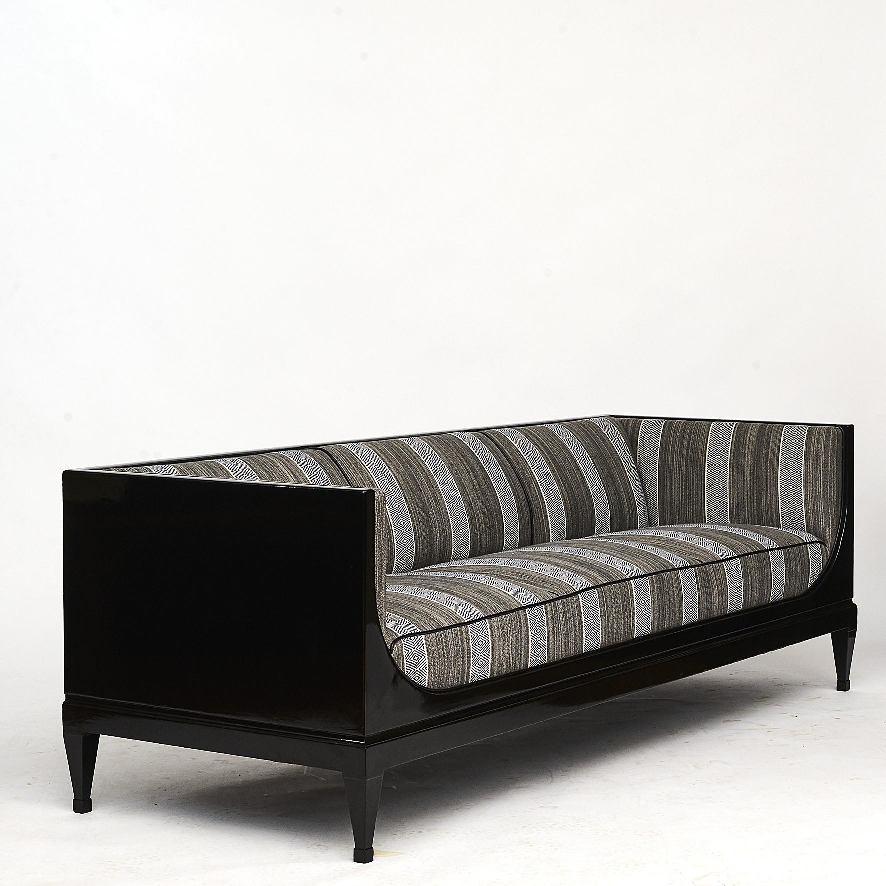Frits Henningsen (1889-1965).
Free-standing box-shaped ebonized mahogany sofa designed by Frits Henningsen.
Front with rounded sleigh-shaped sides. Re-upholstered in fabric from Baker Threads.
Designed and produced in the 1940s in his own