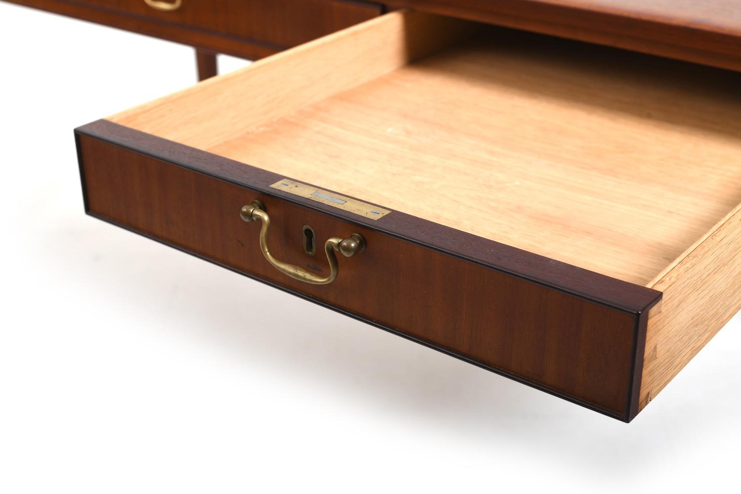 Frits Henningsen Cabinetmaker Copenhagen, Fine Large Desk 1940s In Good Condition For Sale In Handewitt, DE