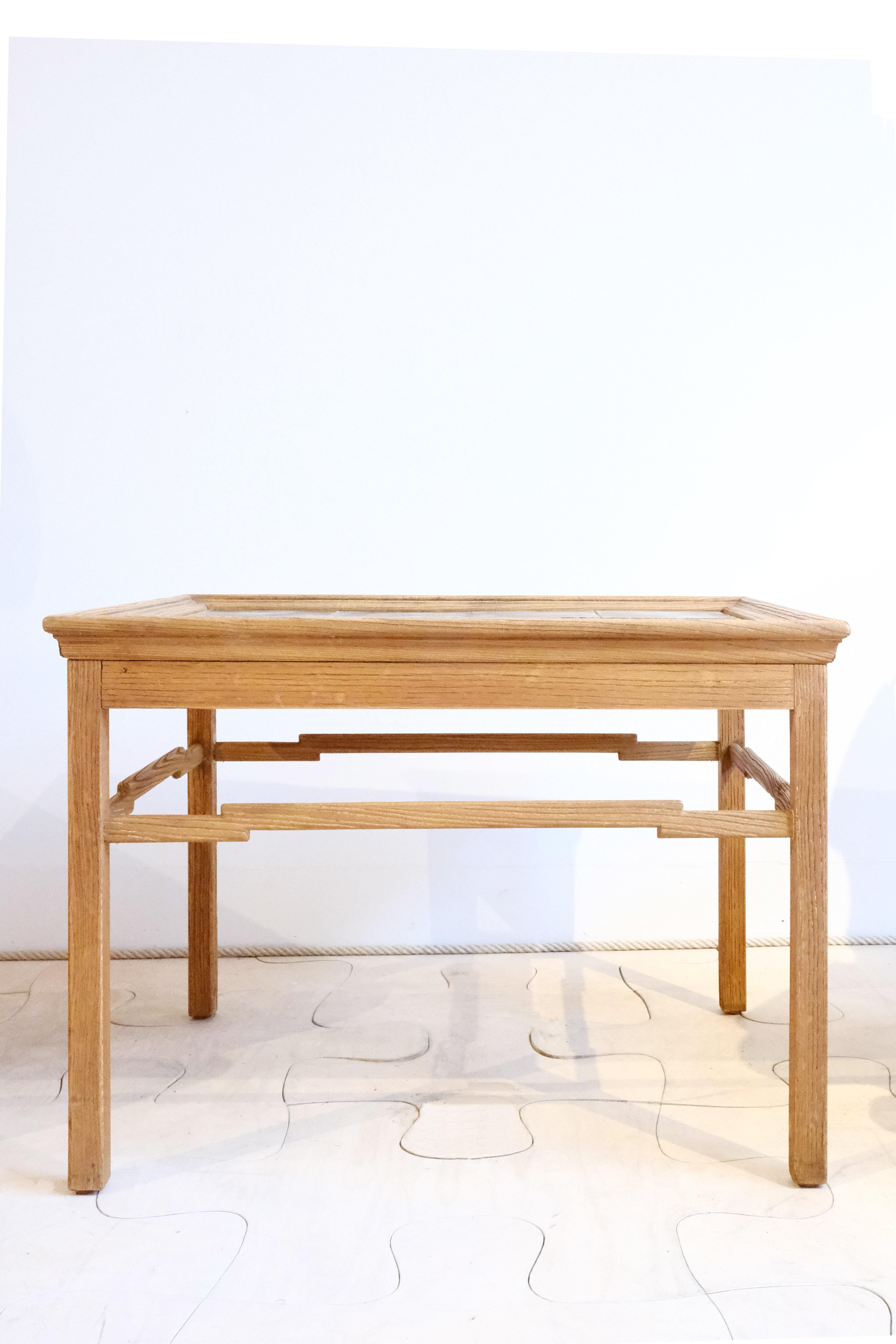 Frits Henningsen war ein Tischlermeister, der für seine raffinierten, exklusiven Entwürfe bekannt war, wie z. B. seinen hochlehnigen Ohrensessel (1930) und sein zweisitziges Sofa (1938). Indem er sich auf Stile wie Empire, Rokoko und britische Möbel