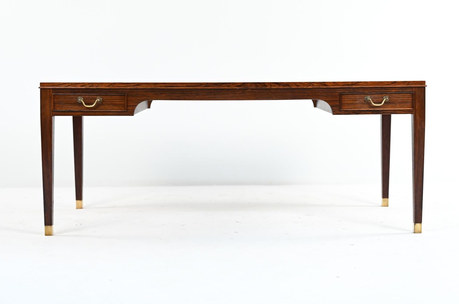 Une magnifique table basse danoise du milieu du siècle dernier, conçue par Frits Henningsen. Une forme rectangulaire minimaliste avec des poignées en laiton et des pieds en laiton mélange le style moderne scandinave avec des éléments traditionnels,