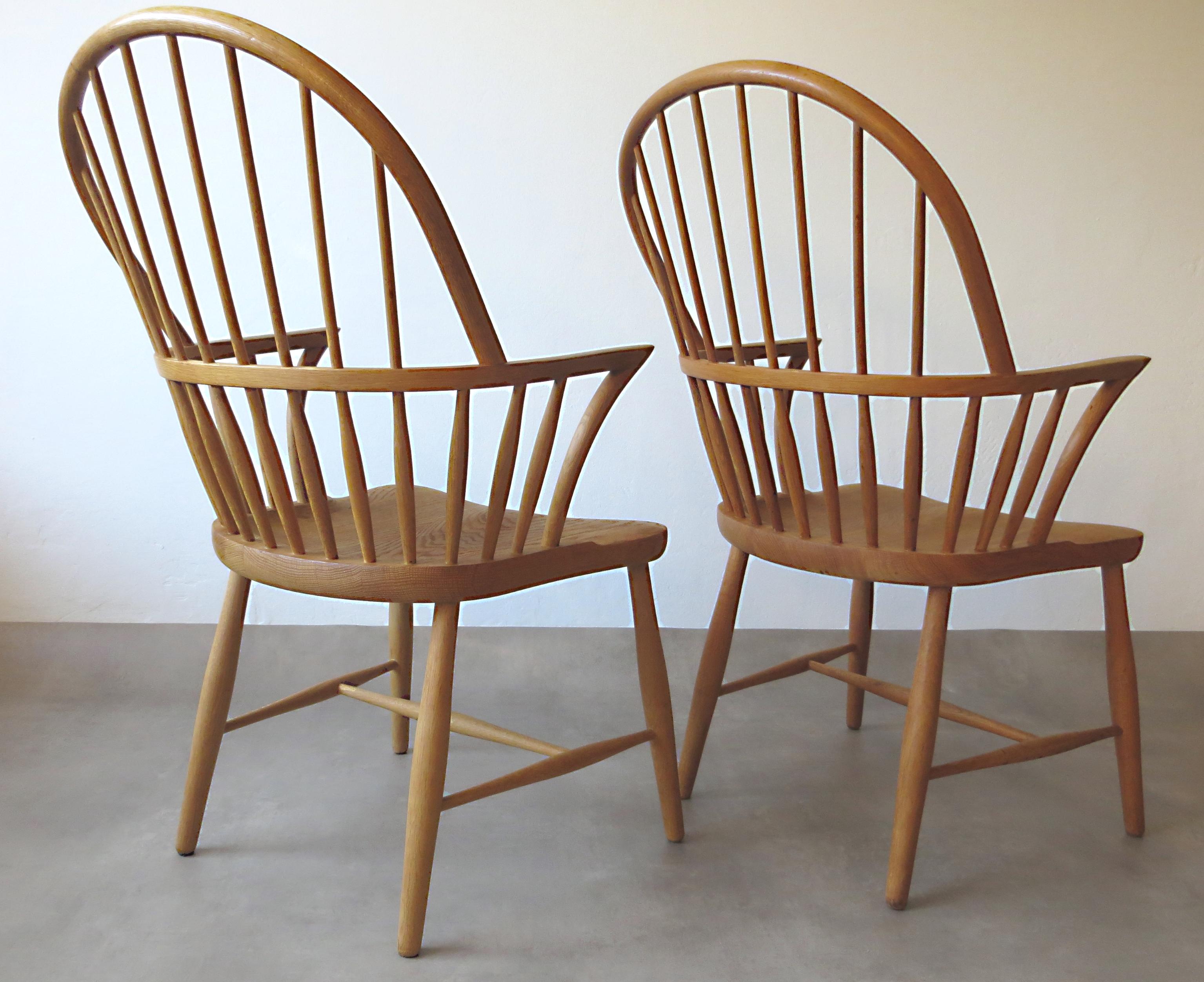 Frits Henningsen CH-18A Danish Modern Windsor Oak Dining Chairs, 1940s, Set of 2 In Good Condition In Hamburg, DE