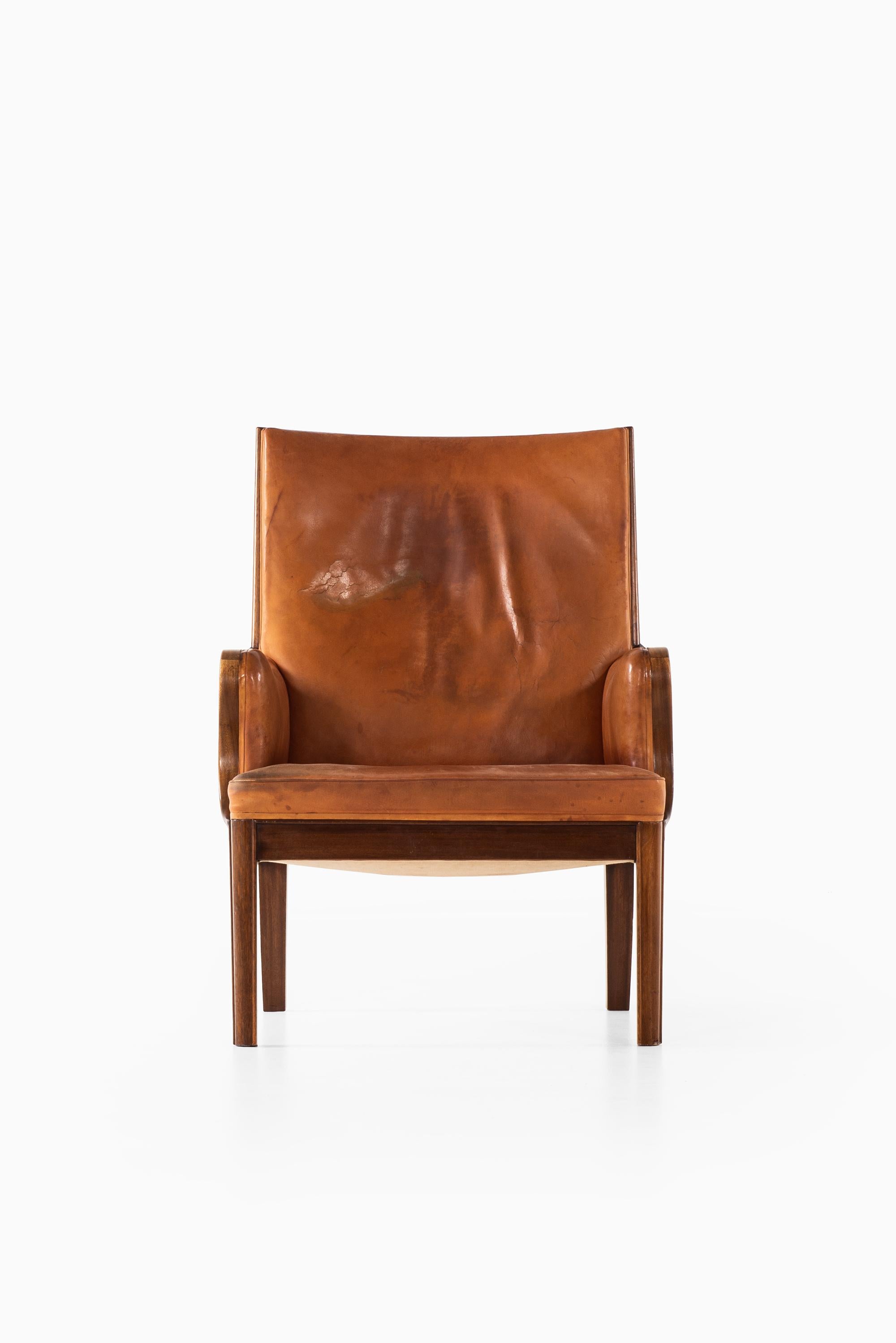 Very rare easy chair designed by Frits Henningsen. Produced by cabinetmaker Frits Henningsen in Denmark.