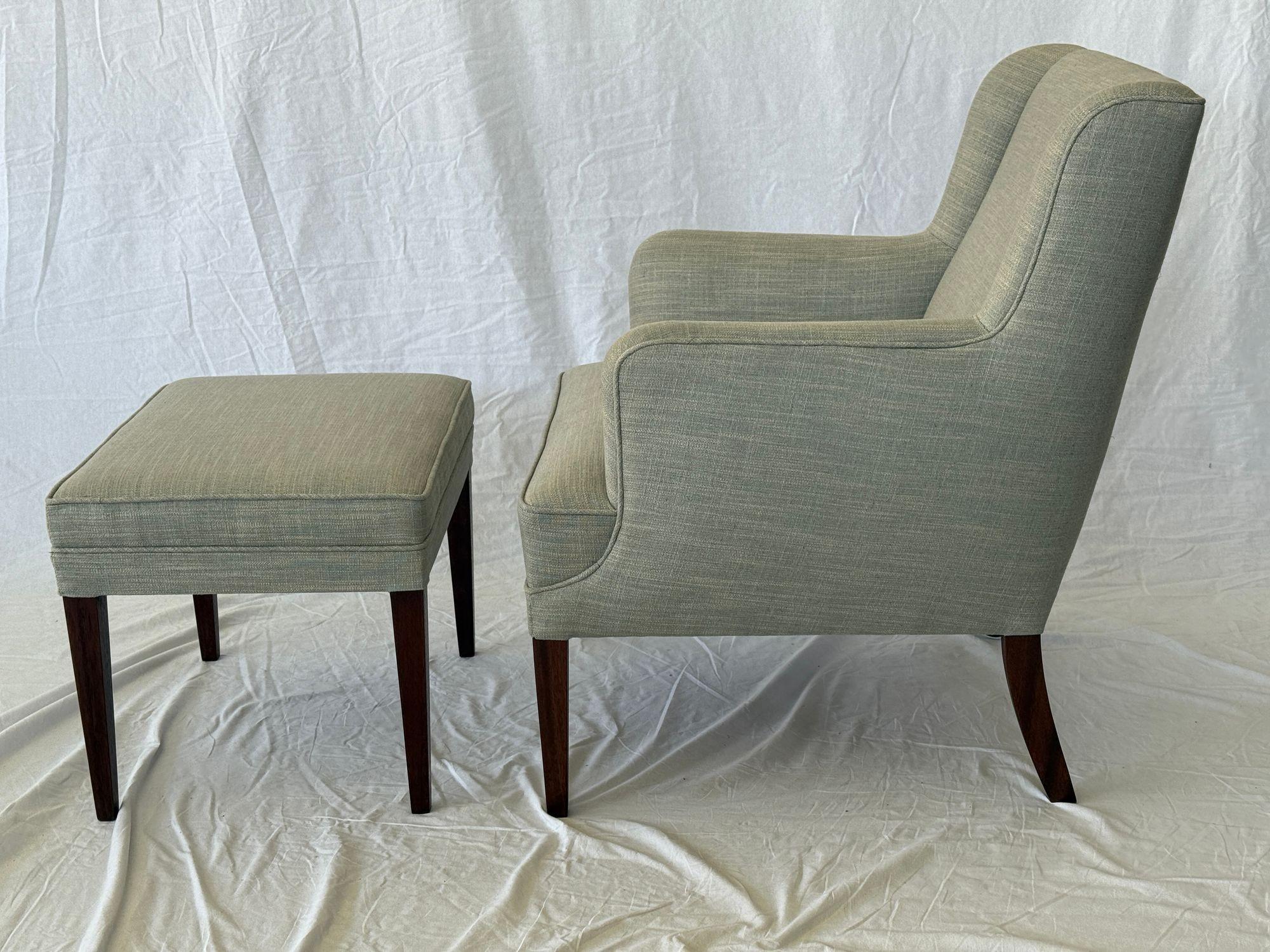 Sillón y reposapiés Frits Henningsen. Recién retapizado. Bonito diseño clásico.  Dimensiones del reposapiés - 20,5