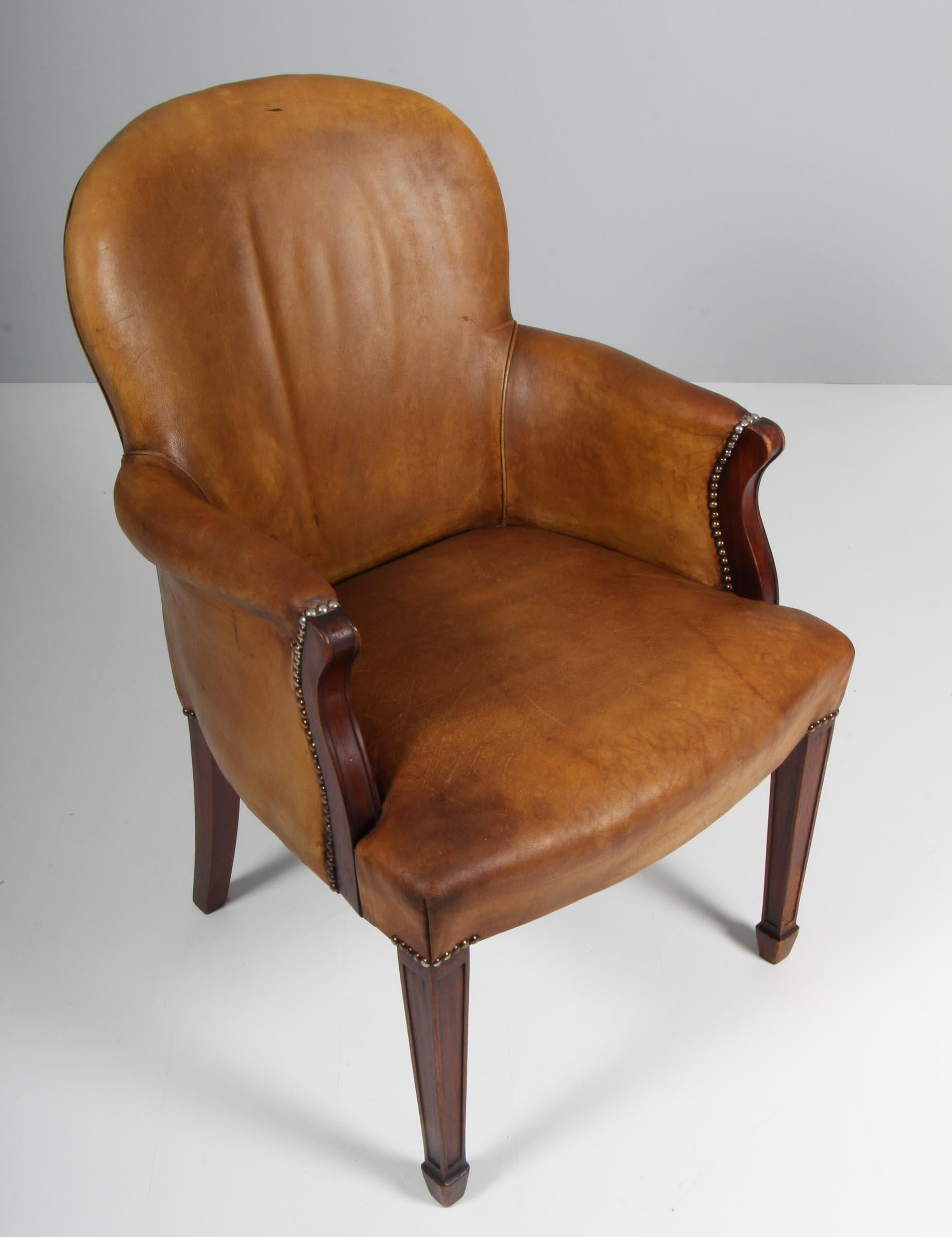 Frits Henningsen lounge chair original upholstered with patinated leather.

Legs of mahogany.

Made in the 1940s.

