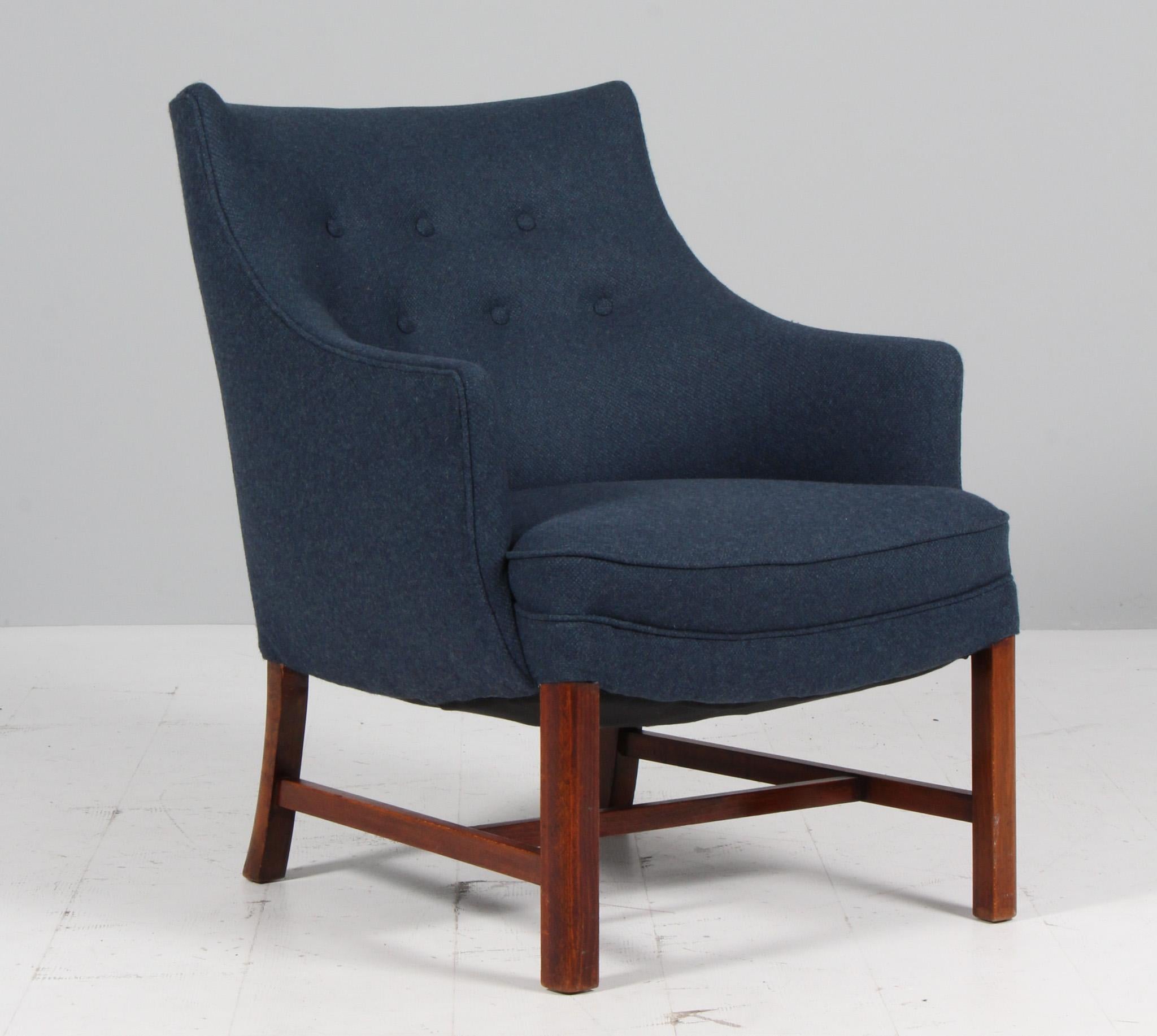 Chaise longue de Fabrice &New nouvellement recouverte d'un tissu de laine Lillehammer bleu.

Cadre en acajou. 

Fabriqué dans les années 1940.