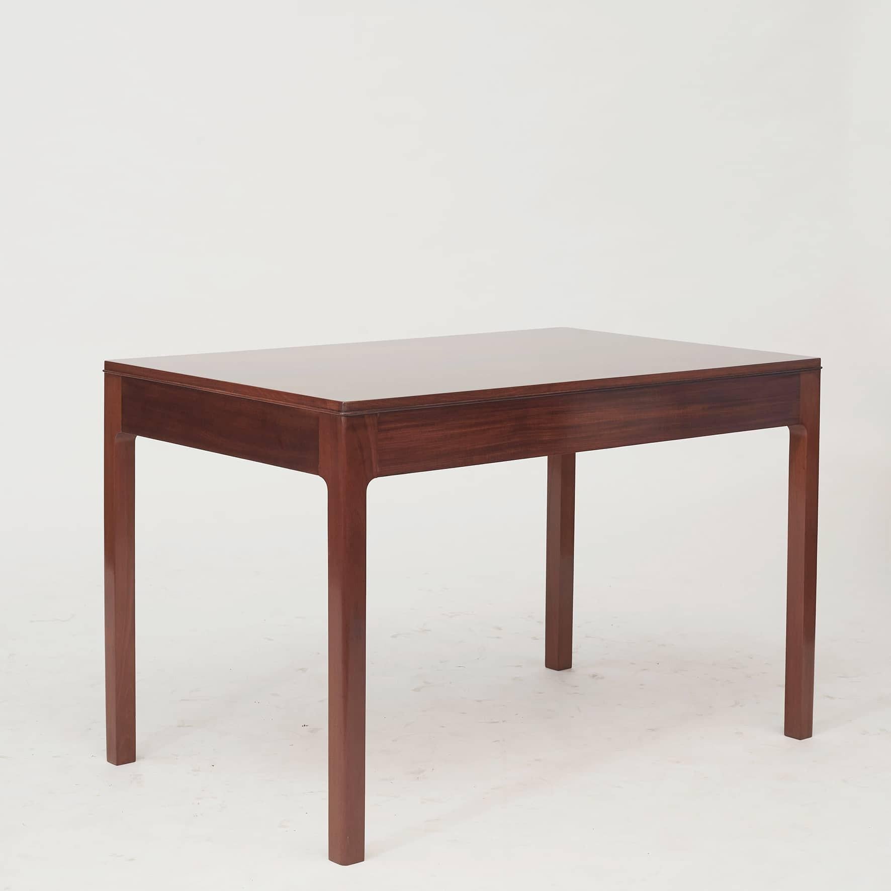 Frits Henningsen 1889-1965.
Mahogany desk with 3 drawers to the front. Raised on four straight, square legs with rounded corners on the outer side.
An elegant and beautiful desk with fine details in a Classic, modern style that will never go out