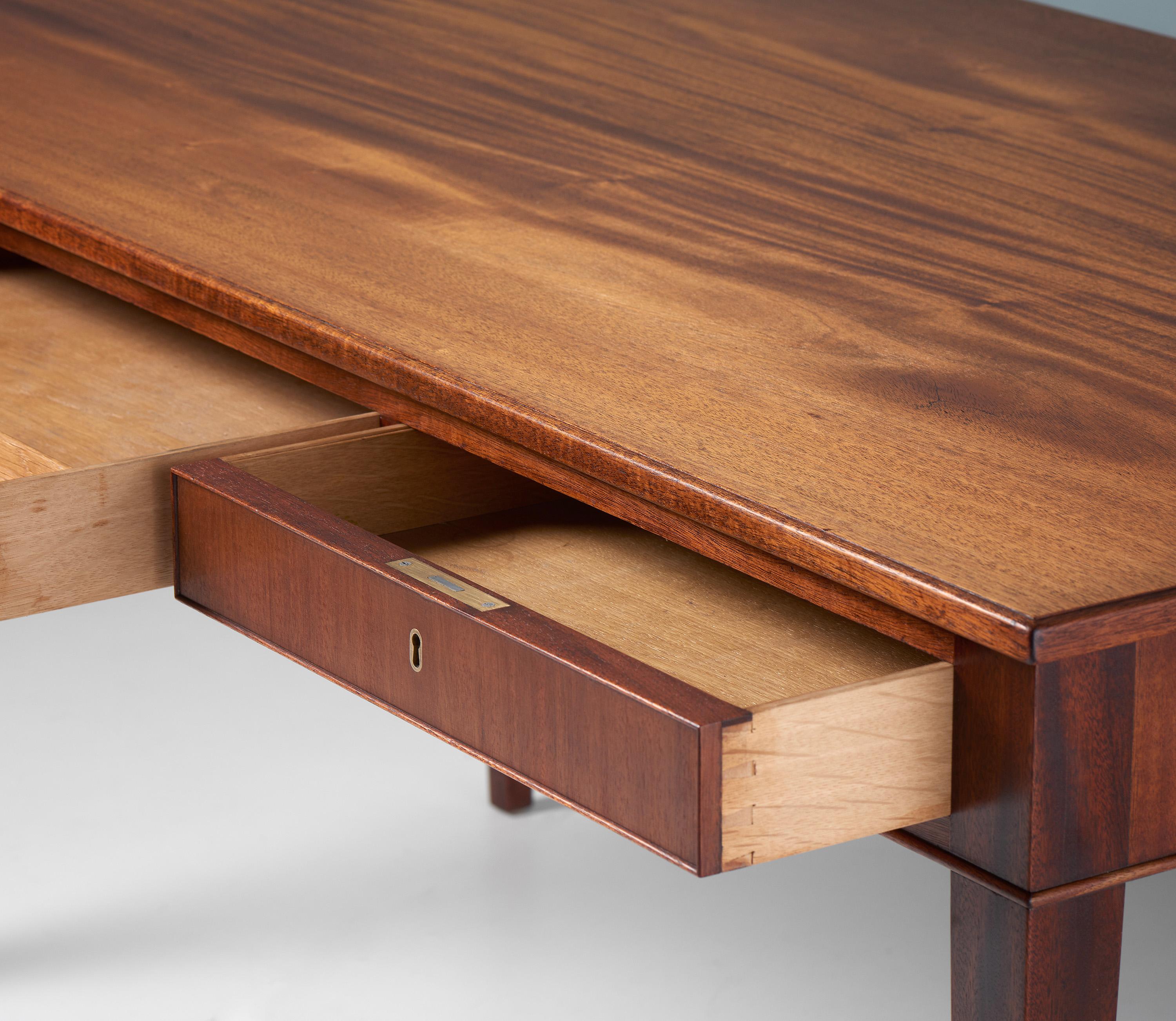 Frits Henningsen Mahogany Desk, c1940s In Good Condition For Sale In London, GB