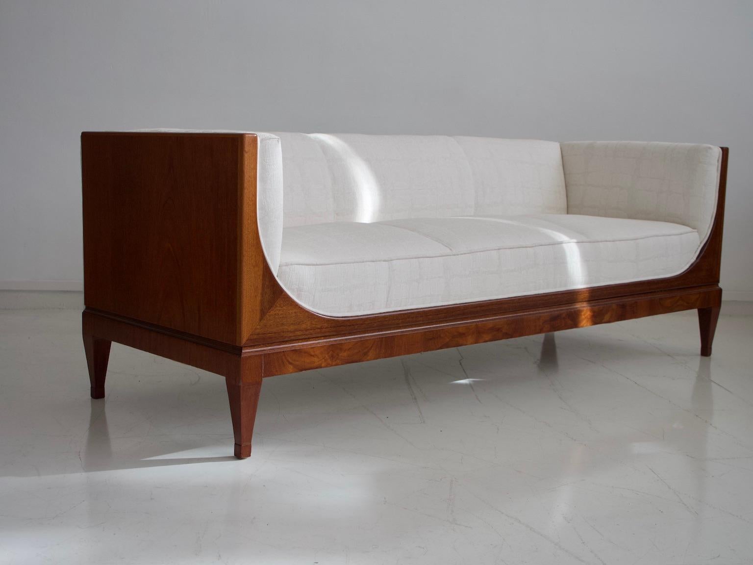 Frits Henningsen Mahogany Sofa with White Fabric Upholstery In Good Condition In Madrid, ES