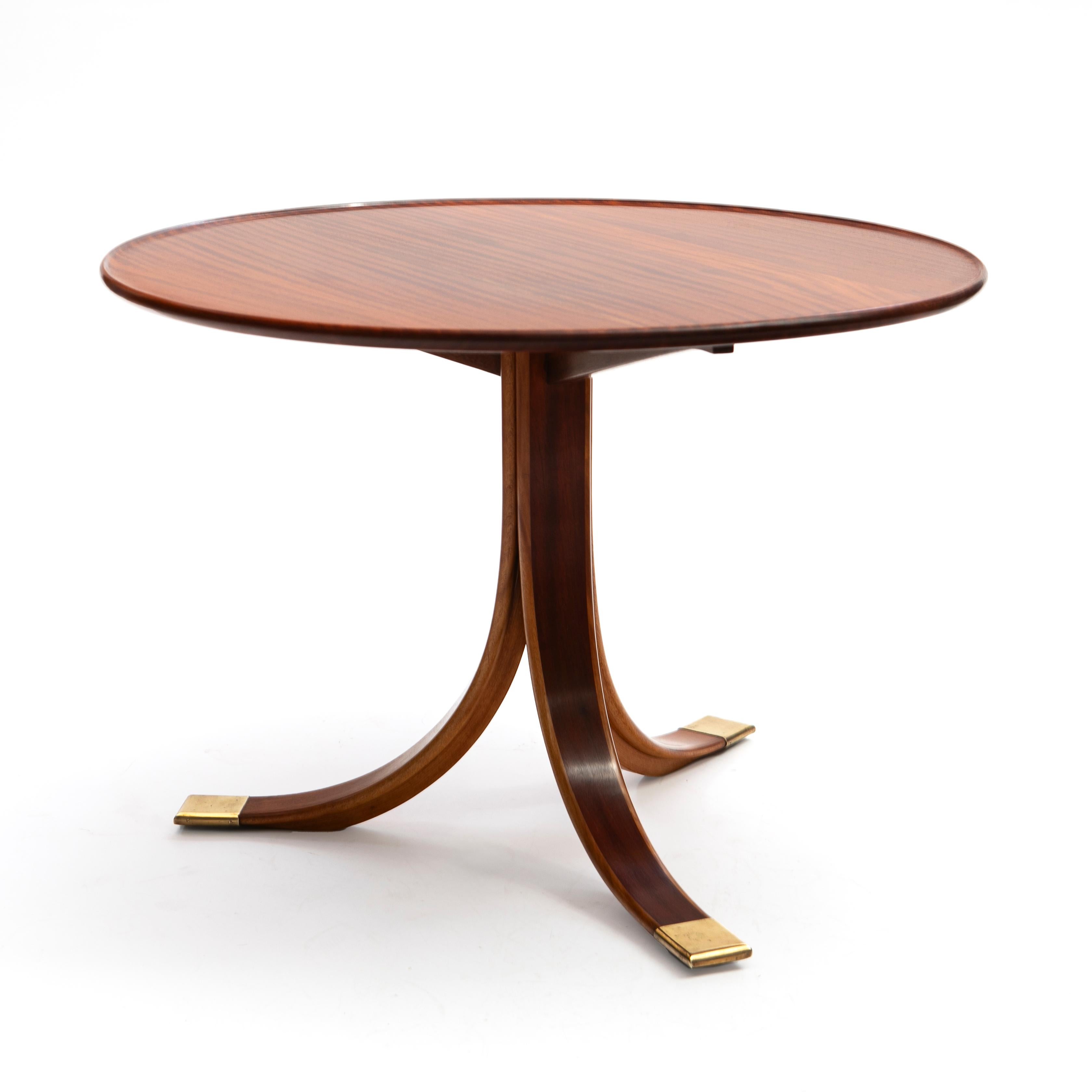 Frits Henningsen 1889-1965.
Round pedestal coffee table in solid mahogany by designer and cabinetmaker Frits Henningsen.
Table top with fluted edge resting on tripod foot with maple wood inlays ending in brass shoes.
Designed and crafted in Frits