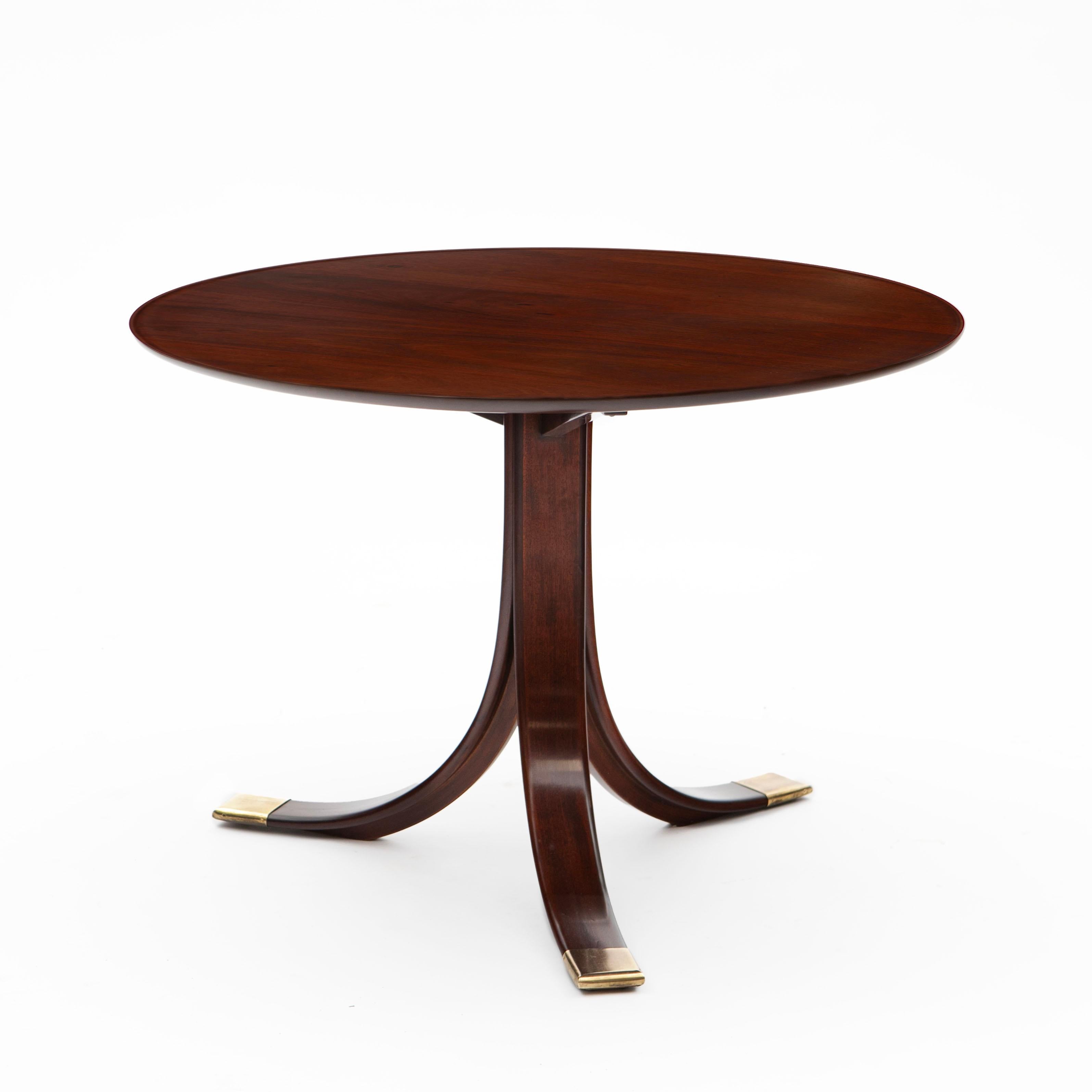 Frits Henningsen, Danish 1889-1965.

Circular pedestal coffee table in solid mahogany. Table top with beautiful grain and fluted edge. Resting on tripod foot ending in brass shoes.

Designed and produced in by cabinetmaker Frits Henningsen at his