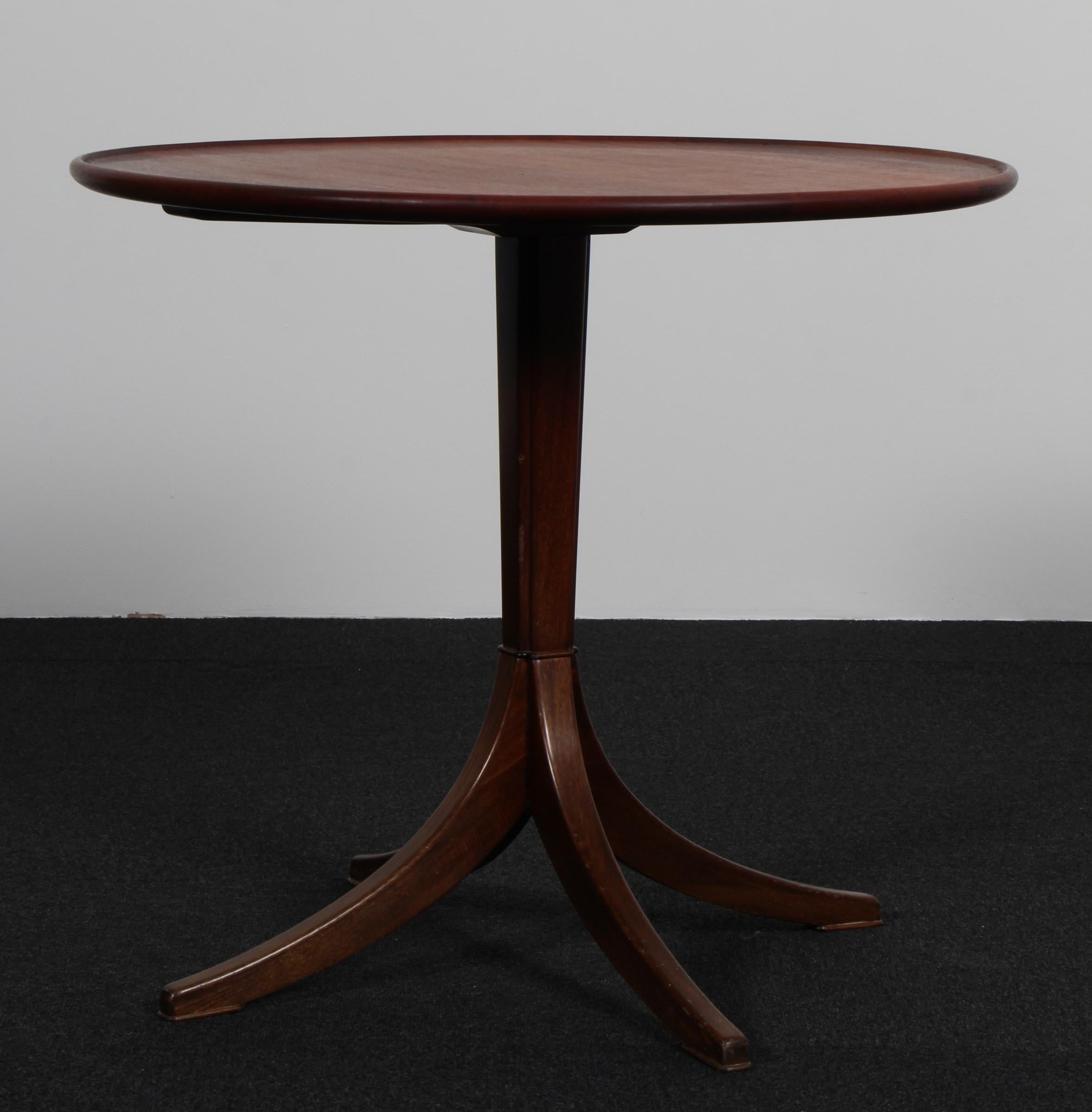 Frits Henningsen round table in solid mahogany.

Made by Frits Henningsen in the 1950s.