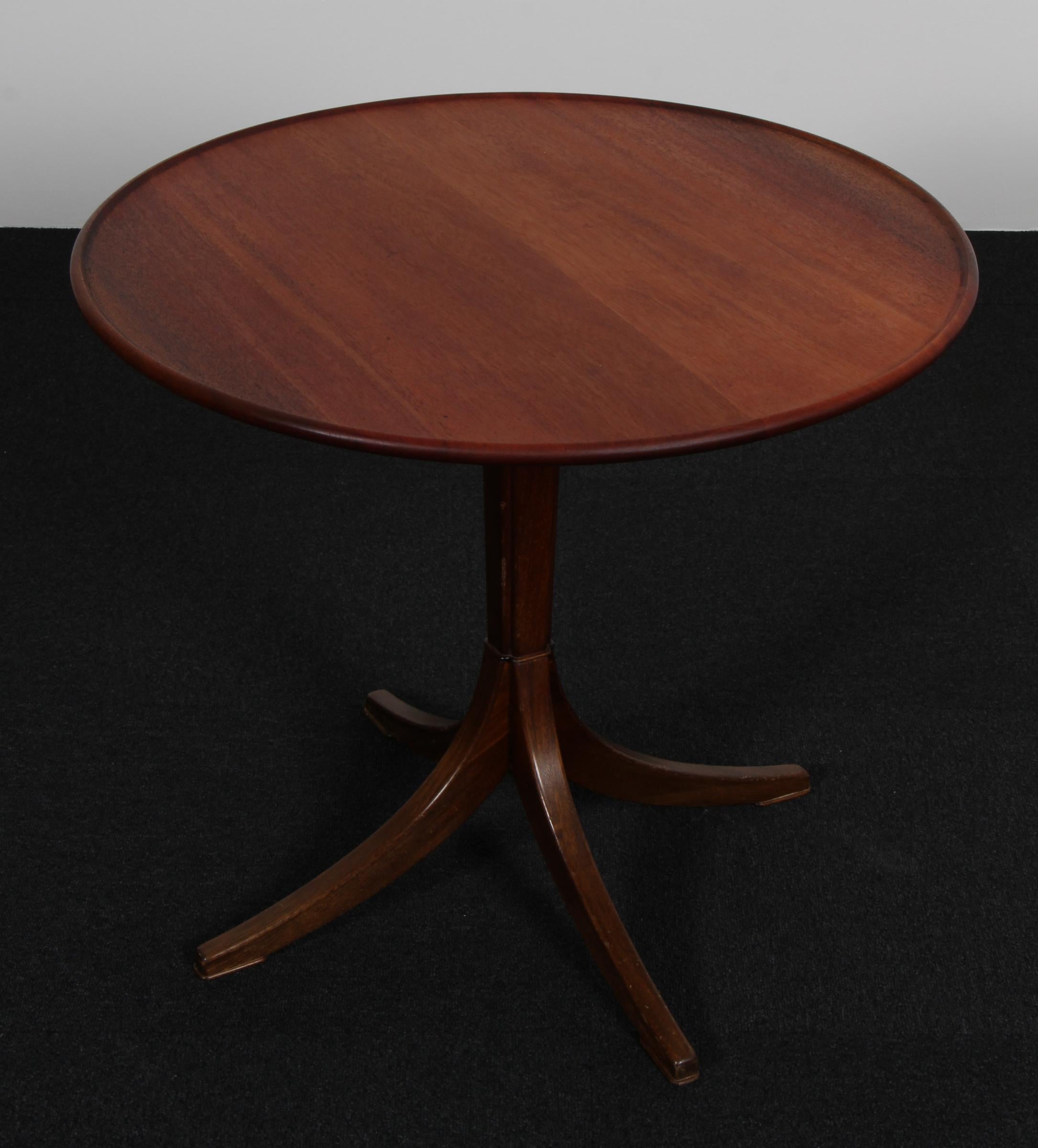 Scandinavian Modern Frits Henningsen round Sofa Table in solid mahogany, Denmark, 1950s For Sale