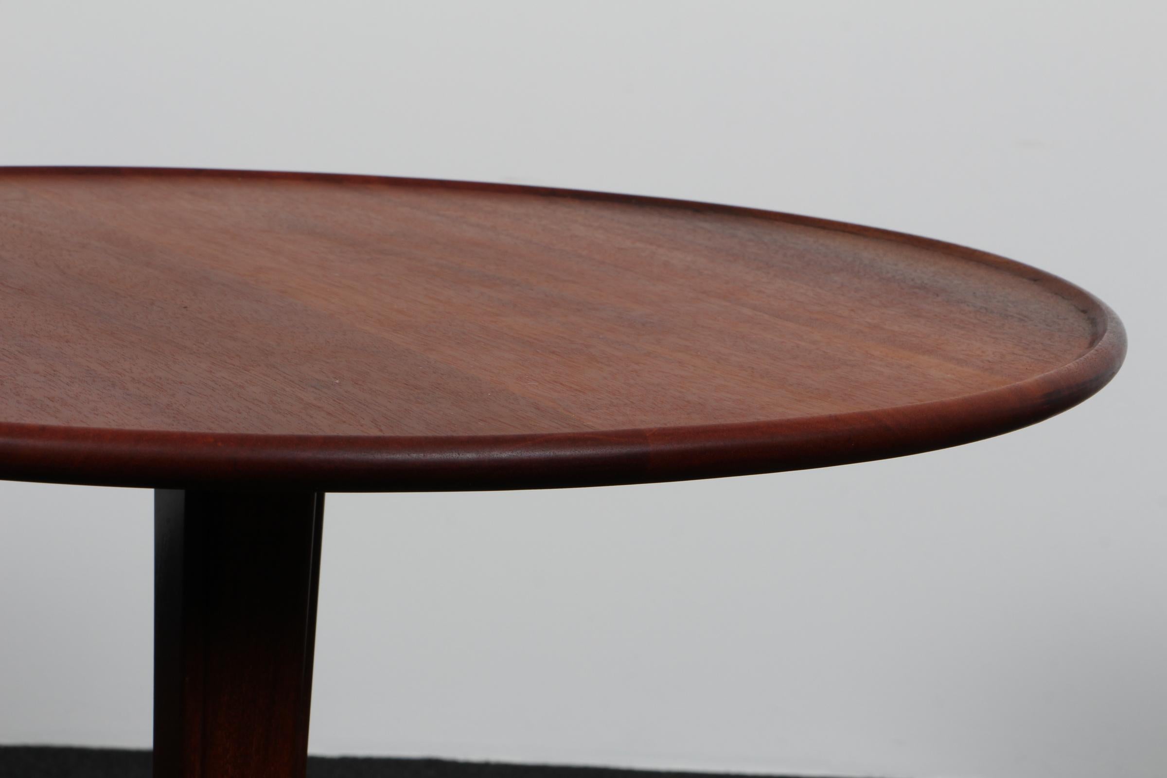 Danish Frits Henningsen round Sofa Table in solid mahogany, Denmark, 1950s For Sale