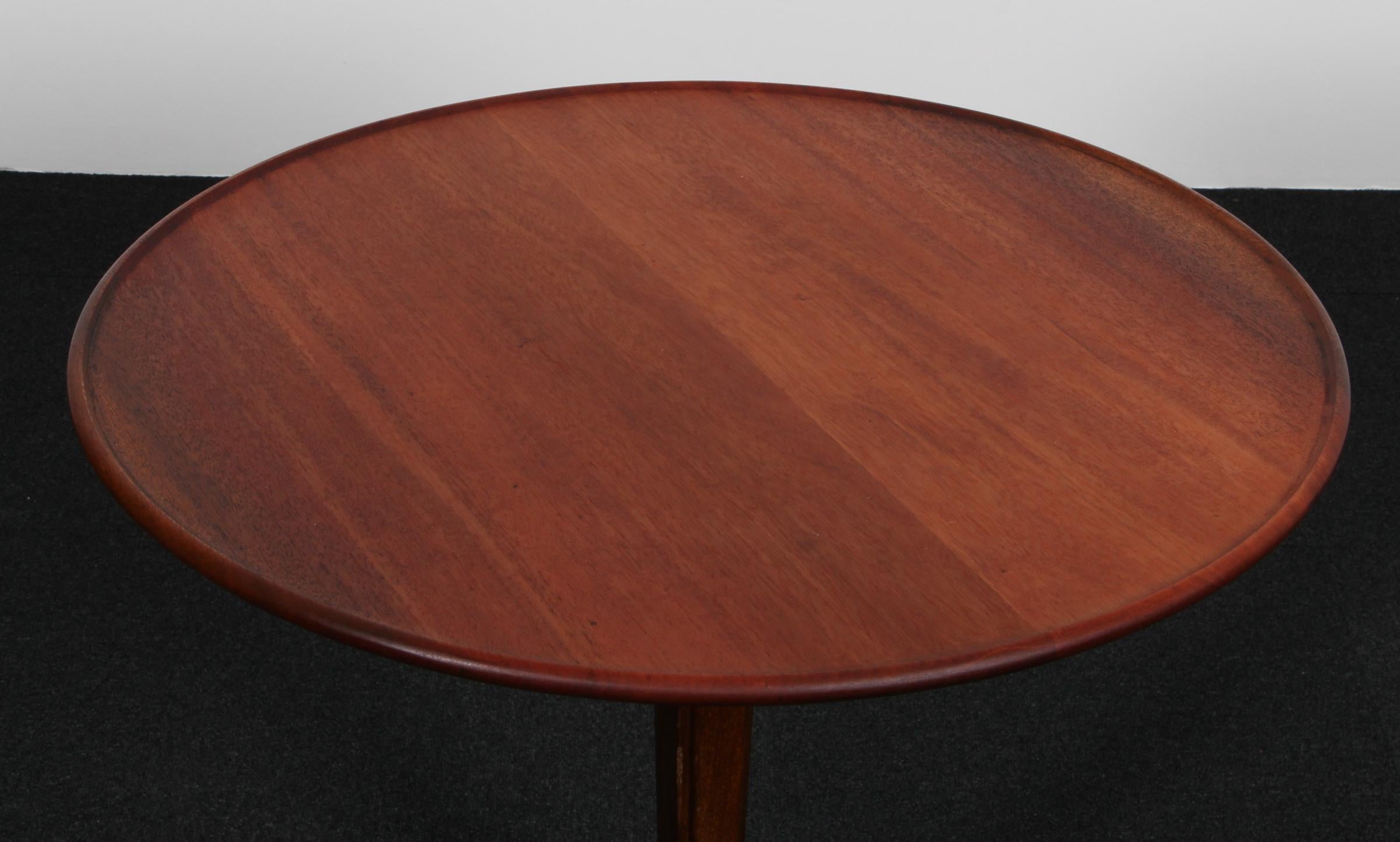 Frits Henningsen round Sofa Table in solid mahogany, Denmark, 1950s In Excellent Condition For Sale In Esbjerg, DK