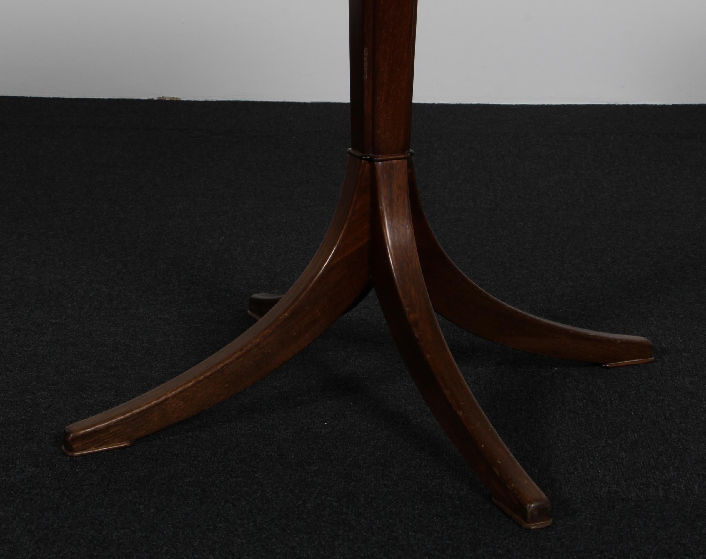 Mid-20th Century Frits Henningsen round Sofa Table in solid mahogany, Denmark, 1950s For Sale
