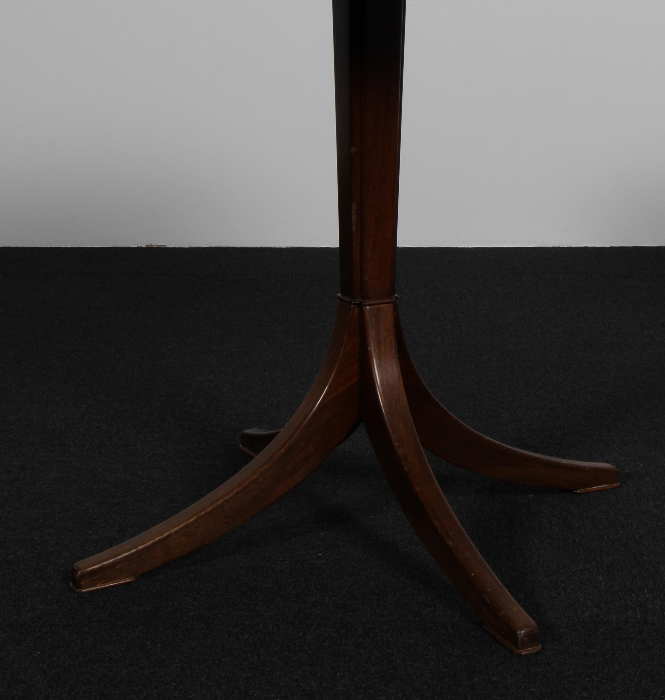 Mahogany Frits Henningsen round Sofa Table in solid mahogany, Denmark, 1950s For Sale
