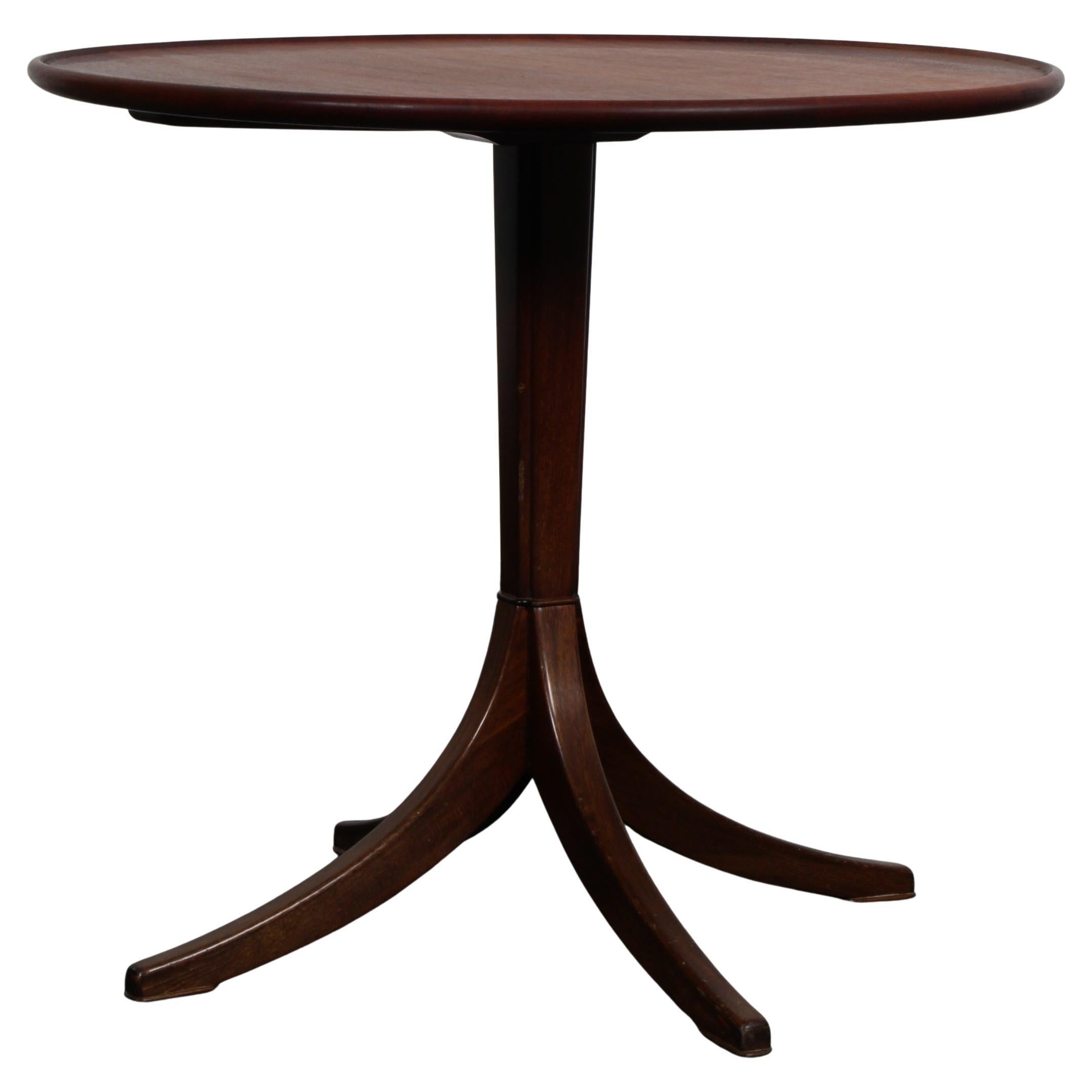 Frits Henningsen round Sofa Table in solid mahogany, Denmark, 1950s For Sale