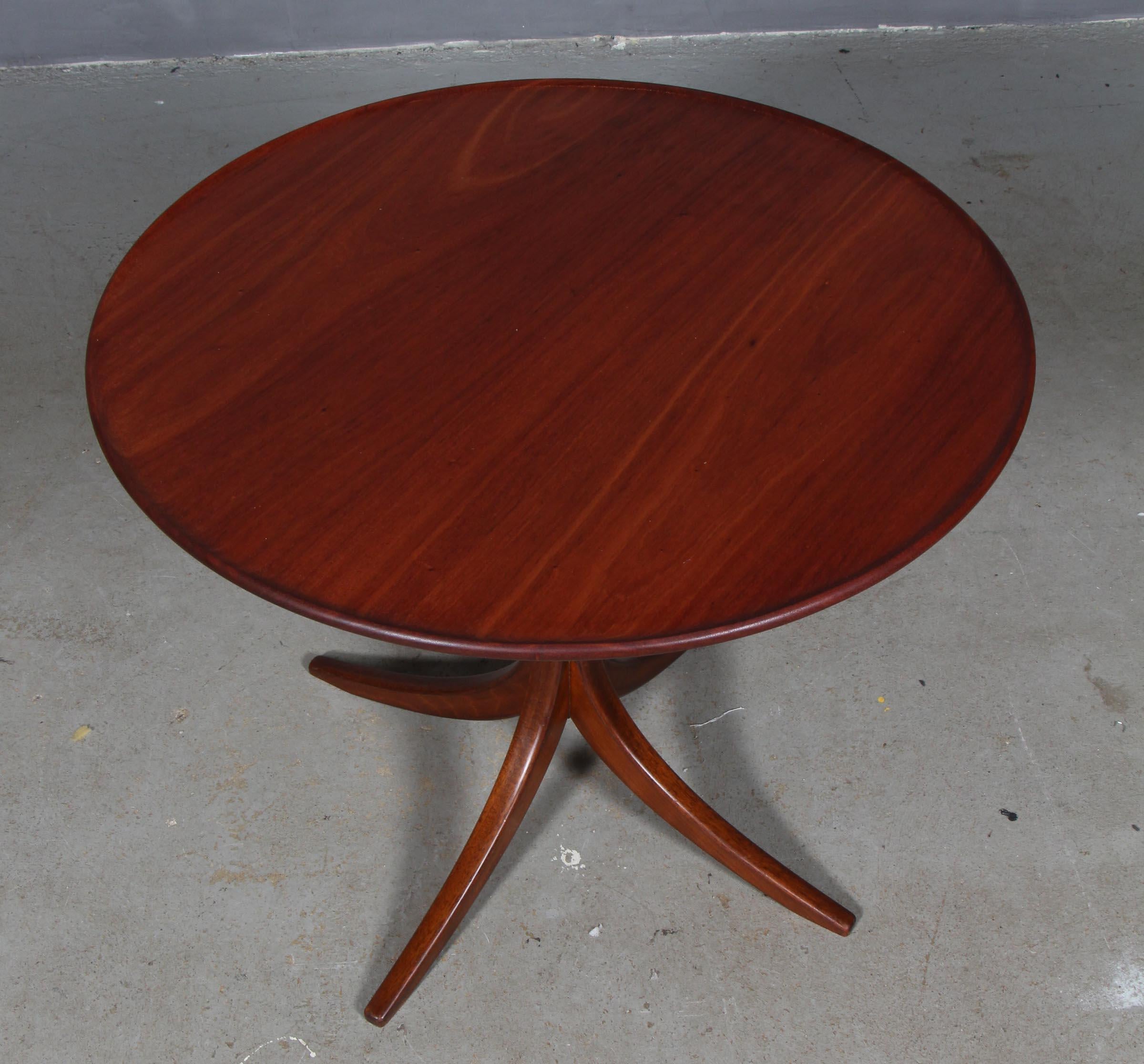 Frits Henningsen round table in Cuba Mahogany.

Designed in the 1930s, made by Frits Henningsen.
 
