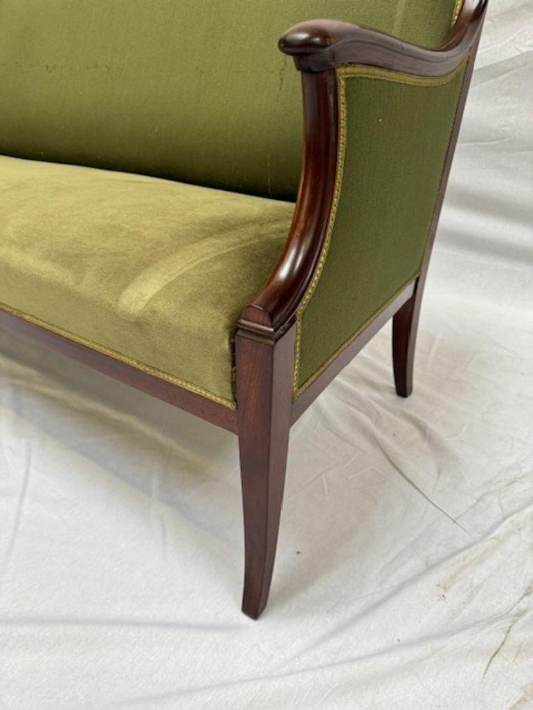 Divano Frits Henningsen. Un bel design classico. Telaio in mogano. Non segnato