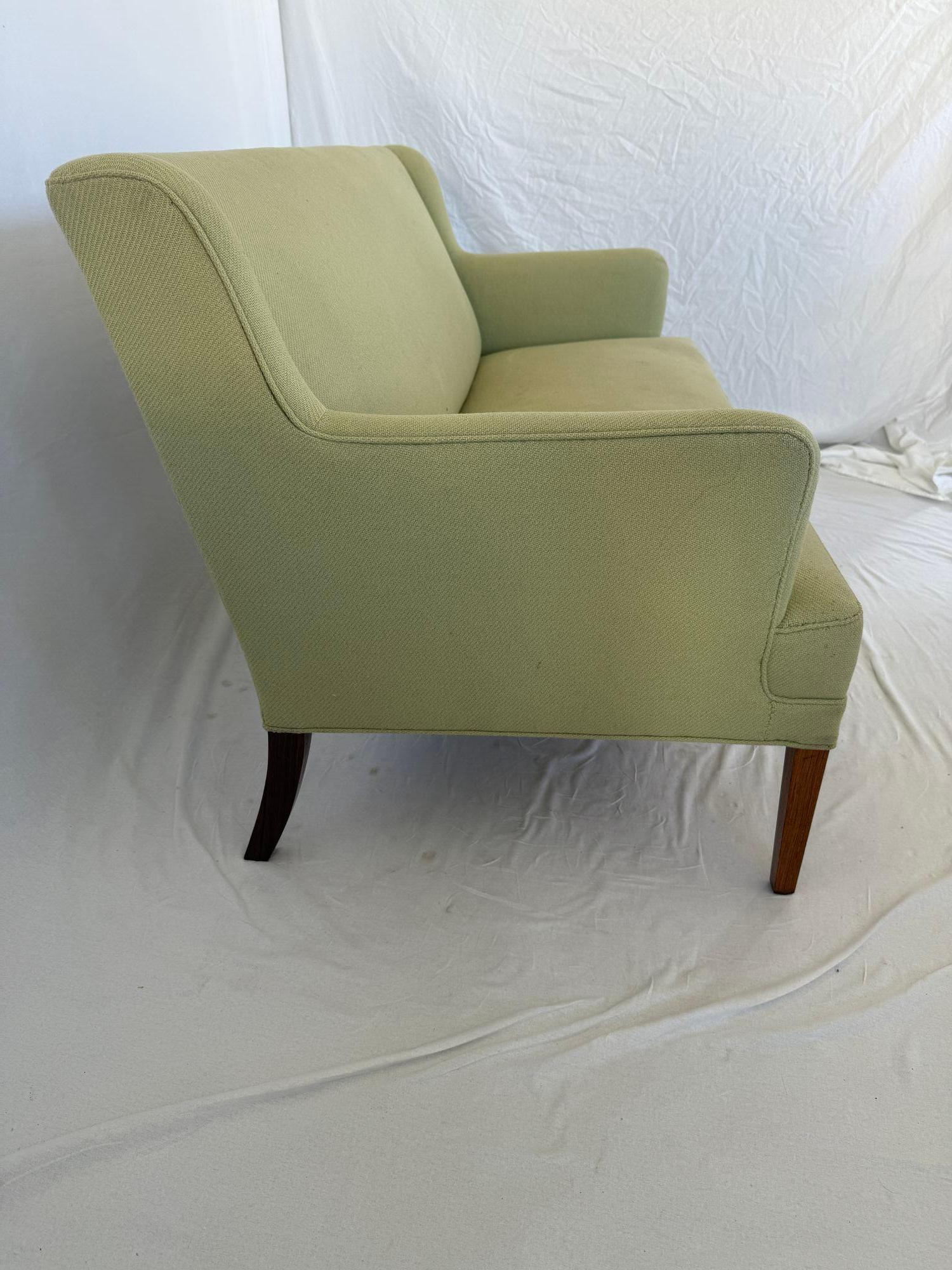Divano Frits Henningsen. Bellissime gambe in palissandro. Dovrebbe essere tappezzato di nuovo. Non segnato.