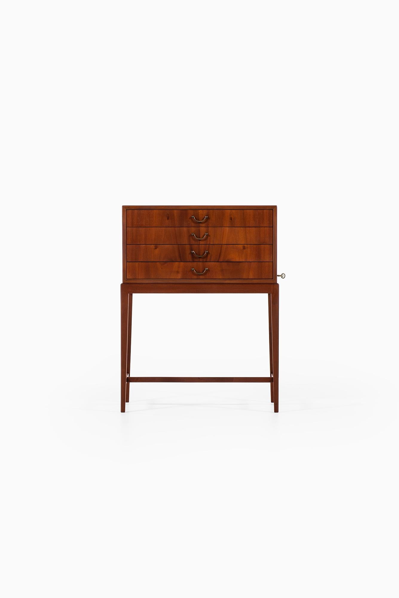 Very rare side table / bureau designed by Frits Henningsen. Produced by Frits Henningsen in Denmark.