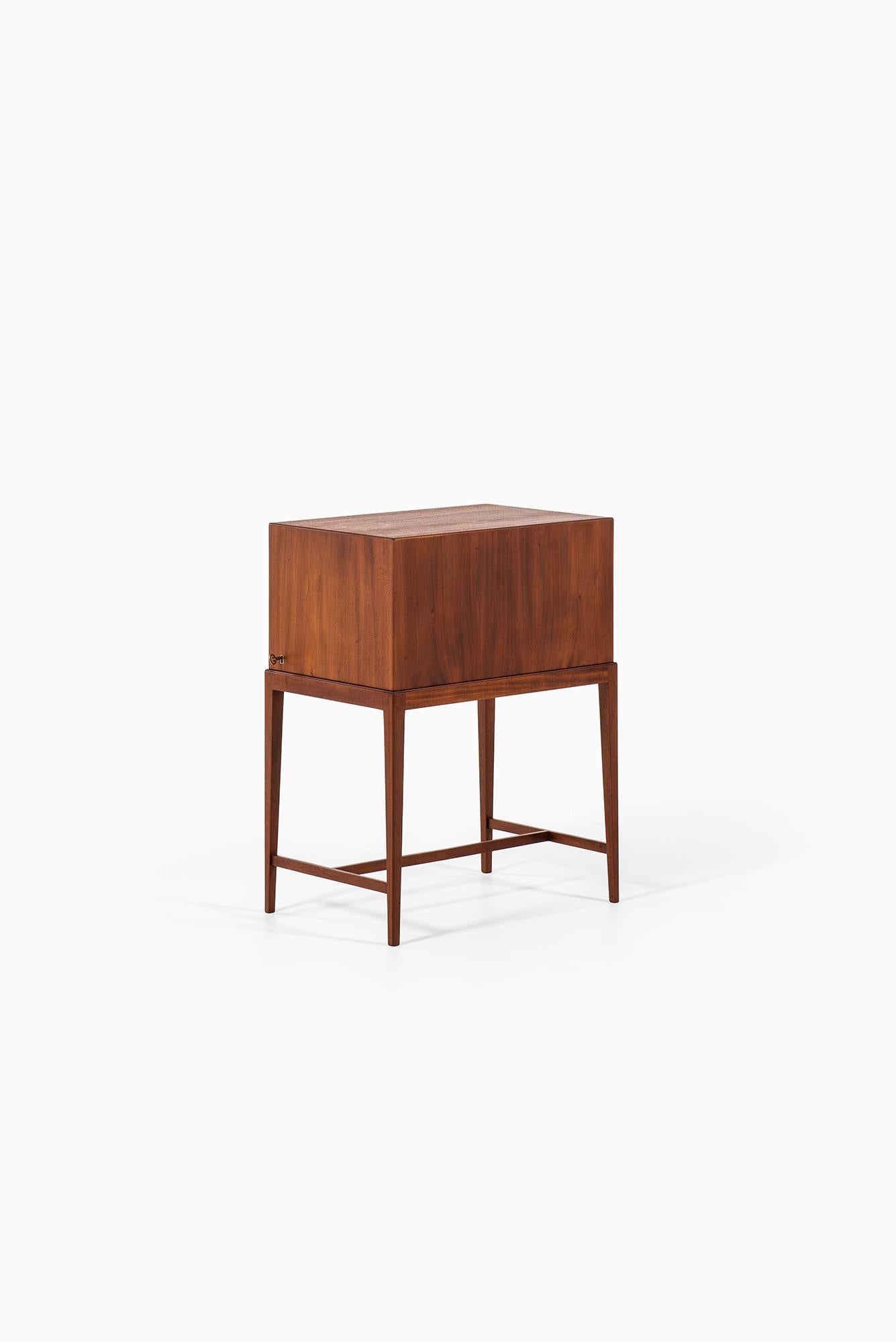 Frits Henningsen Side Table in Mahogany and Brass Produced in Denmark 3