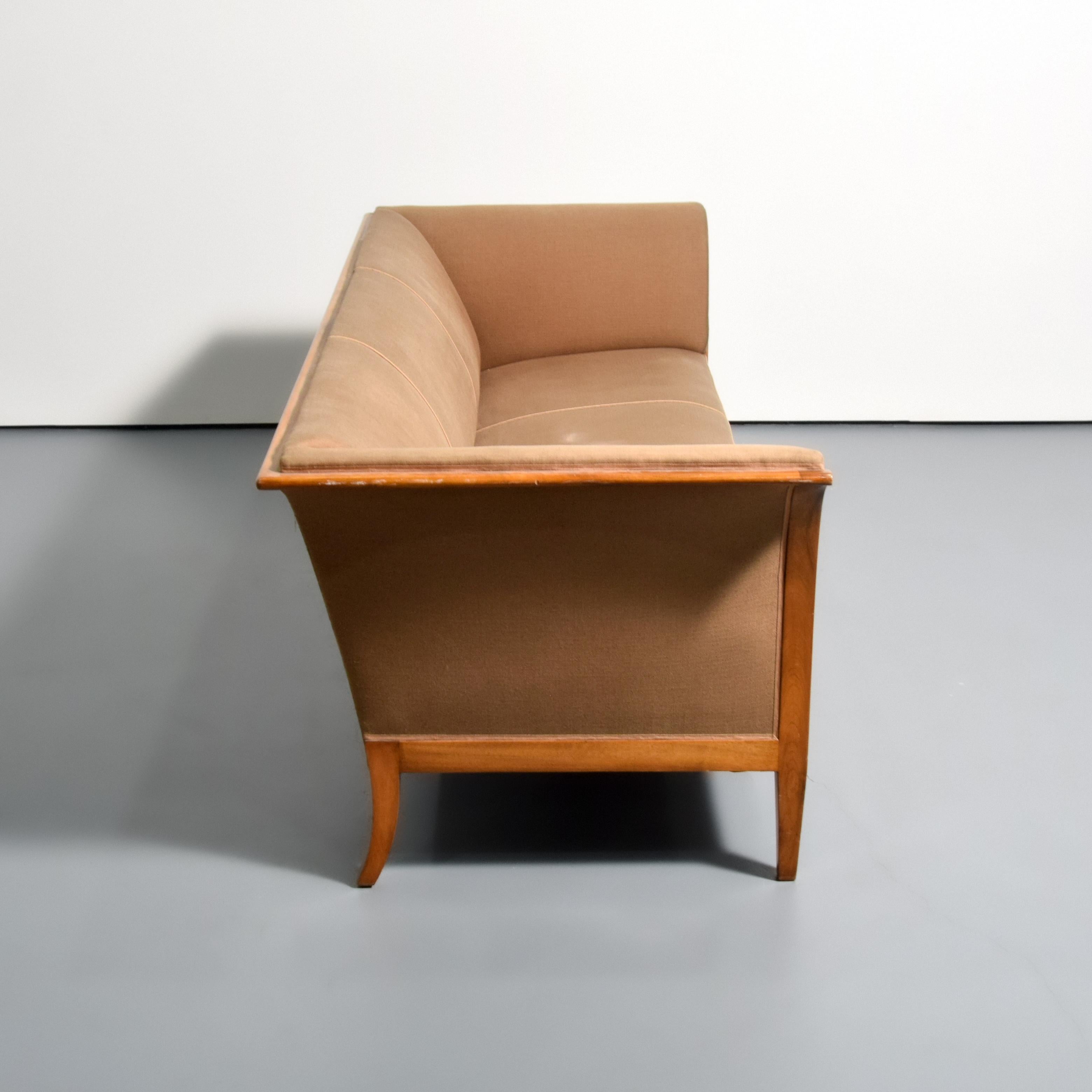 Artistics/Designer ; Fabricant : Frits Henningsen
Marquage(s) ; notes : pas de marquage(s) apparent(s)
Pays d'origine ; matériaux : Danemark ; acajou cubain, rembourrage en laine et soie
Dimensions (H, L, P) : 29.75 