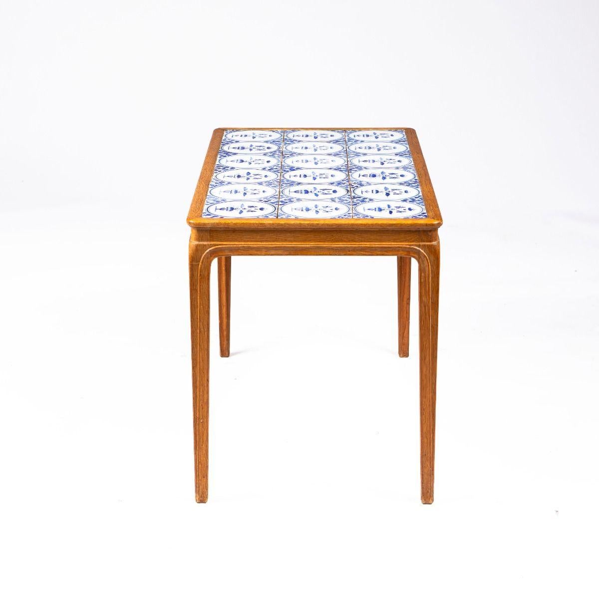 Frits Henningsen (1889–1965)

Sofa/side table designed by Frits Henningsen, crafted in oak.
Finely executed craftsmanship with elegant, profiled details – characteristic of Henningsen’s style.
The entire piece was made at F.H.'s own workshop around