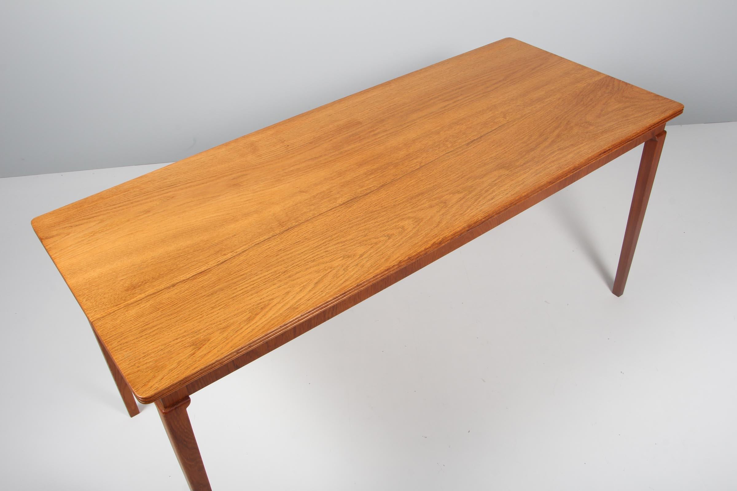 Frits Henningsen sofa table in solid oak with great details in the craftmanship.

Made by Frits Henningsen in the 1950s.