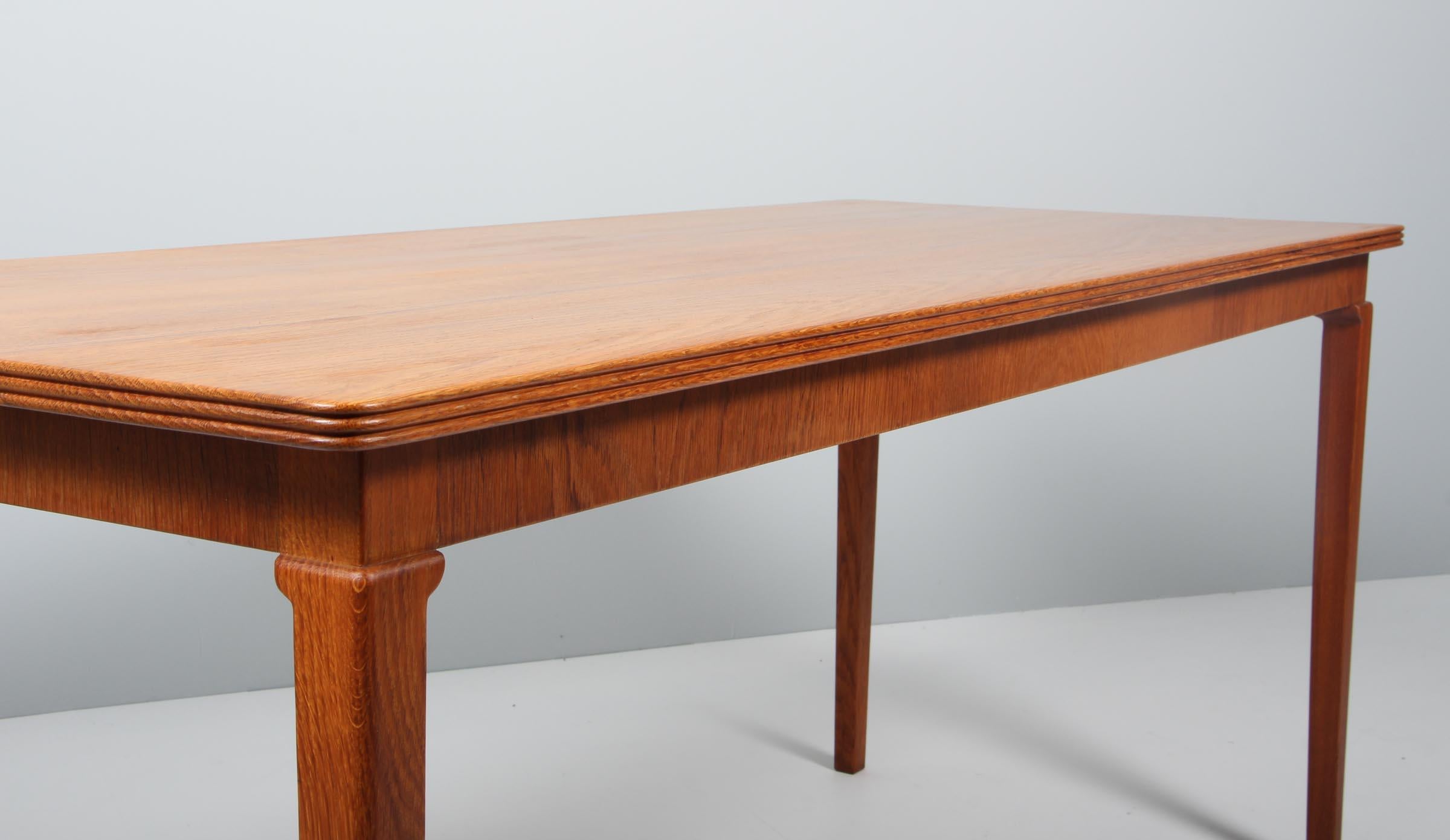 Frits Henningsen Sofa Table in Oak, Denmark, 1950s In Good Condition In Esbjerg, DK