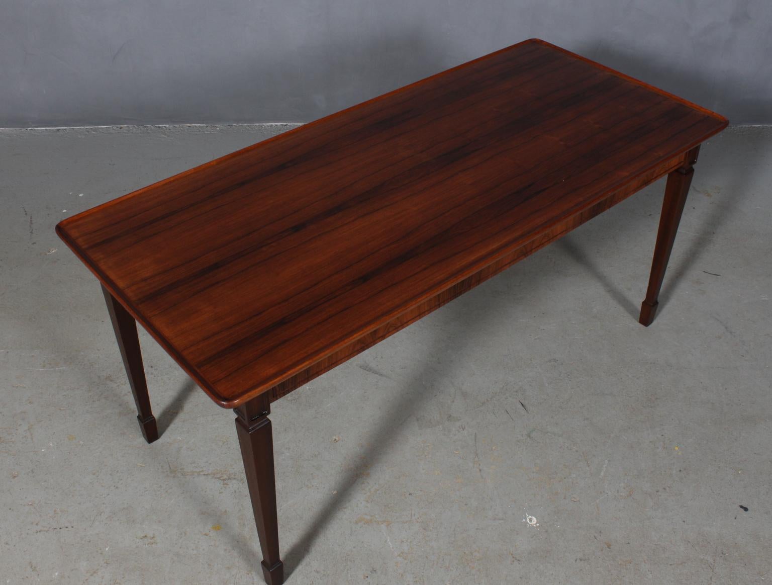 Frits Henningsen style coffee table in rosewood. 

1940s.