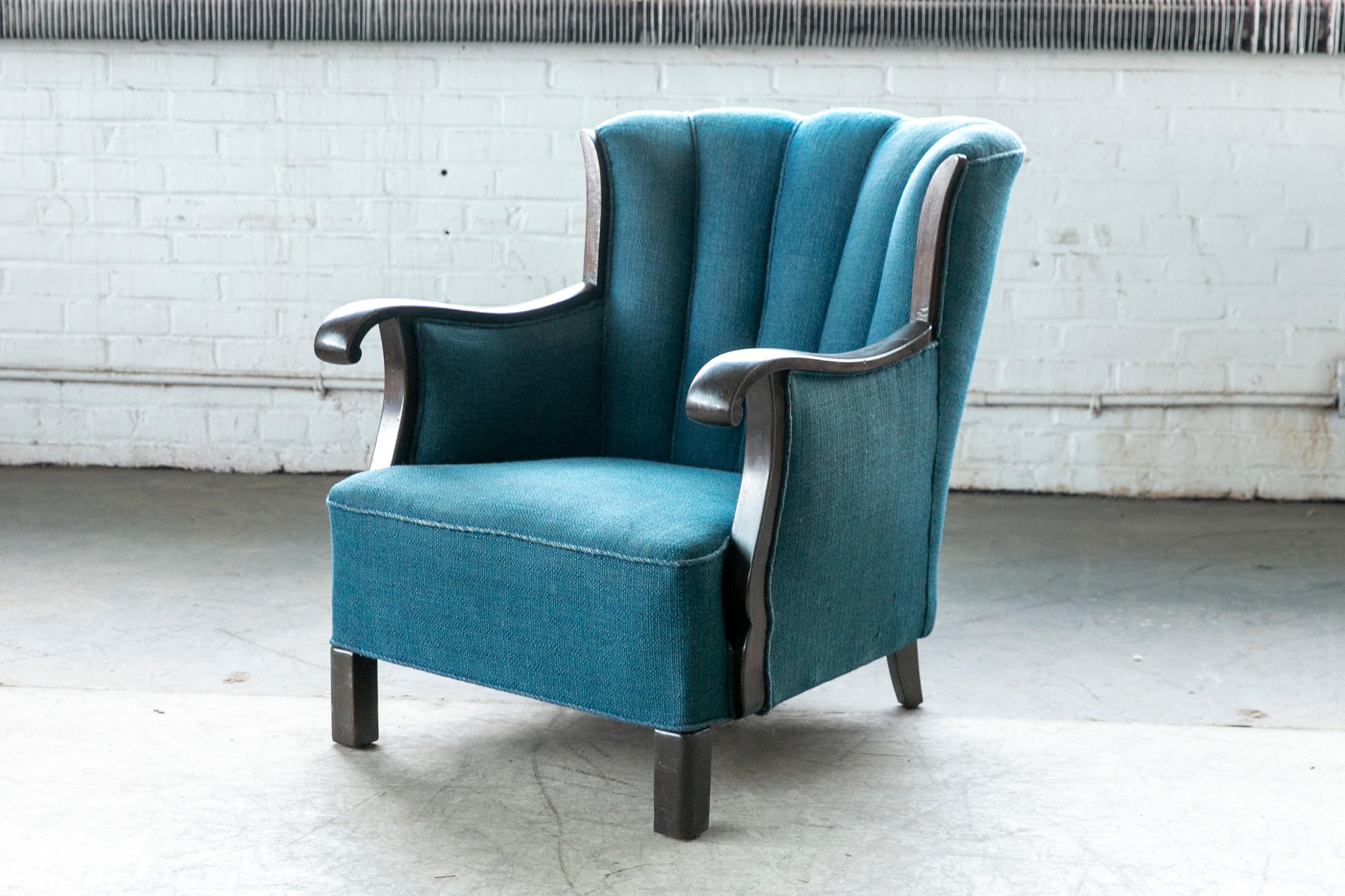 Magnifique fauteuil à oreilles classique des années 1930-1940 en acajou massif et laine dans le style du maître ébéniste Frits Henningsen, Danemark. Un design très élégant qui s'intègre parfaitement à tout design moderne et constitue une déclaration