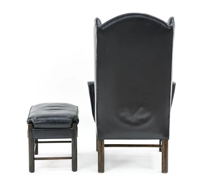 Inconnu Chaise à oreilles et pouf en cuir de style Frits Henningsen en vente