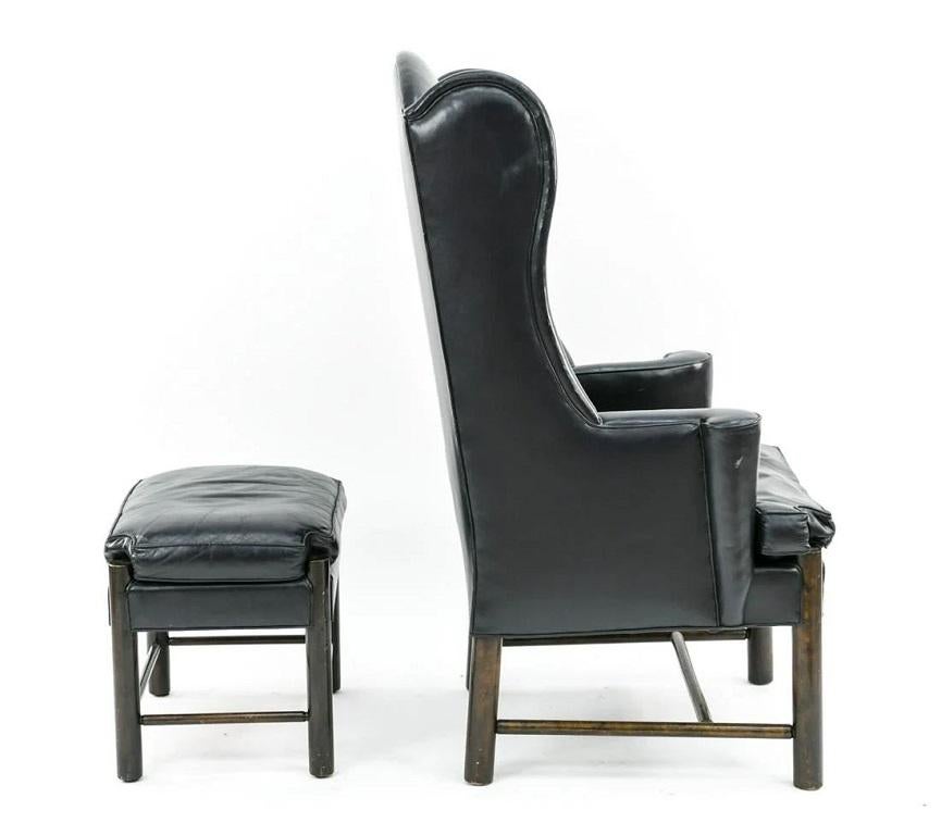 Chaise à oreilles et pouf en cuir de style Frits Henningsen Bon état - En vente à New York, NY