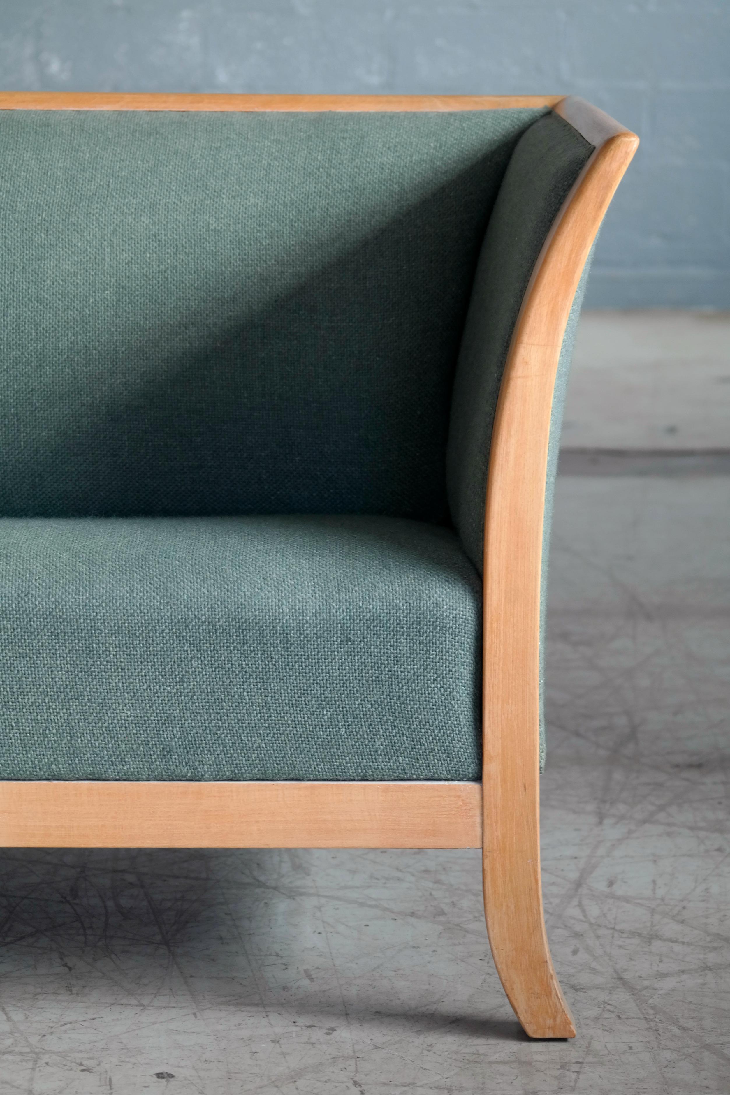 Frits Henningsen Style Two-Seat Sofa in Oak by Søren Willadsen, Denmark, 1940s In Good Condition In Bridgeport, CT