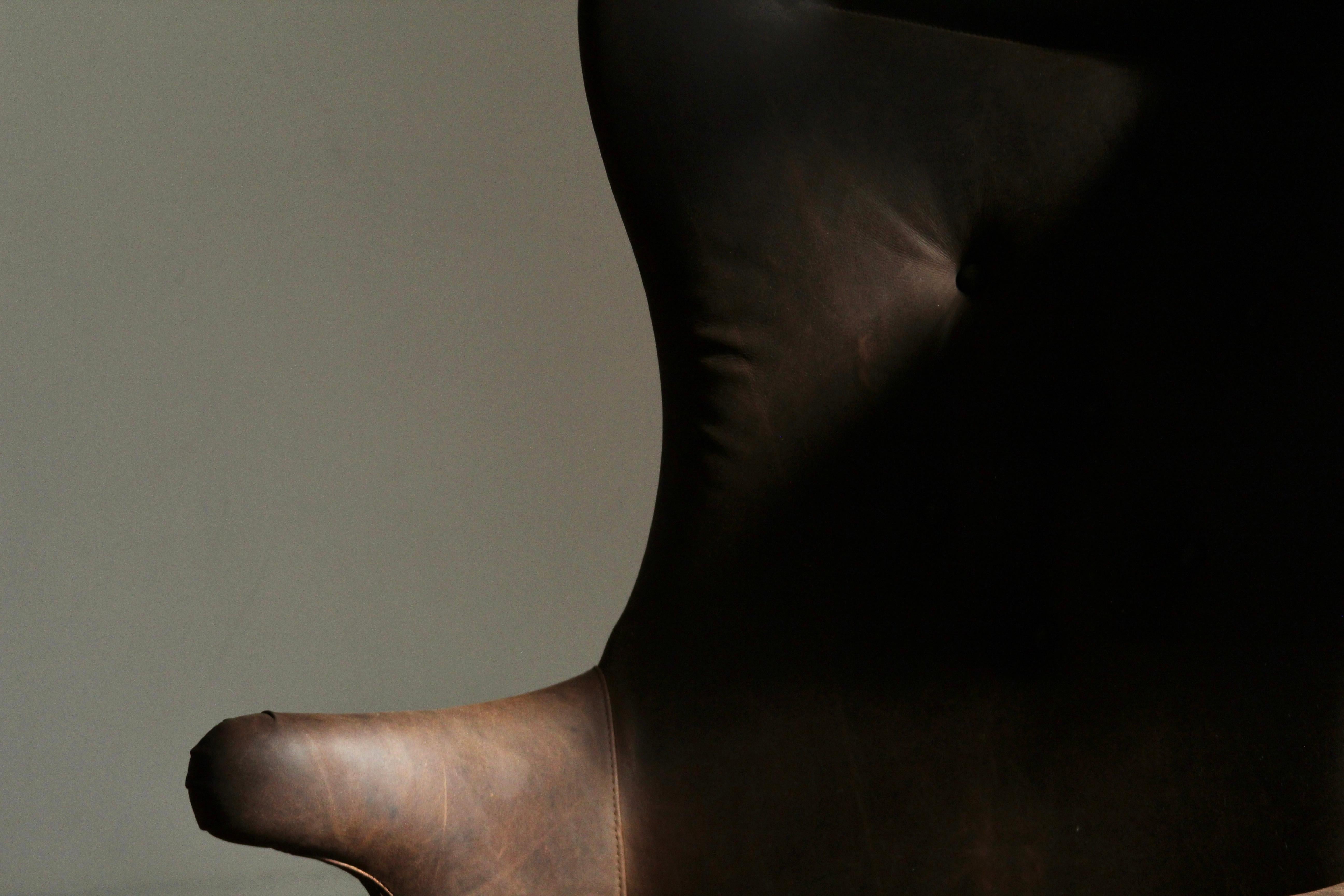 Chaise à dossier en cuir vintage de style Frits Henningsen en vente 10