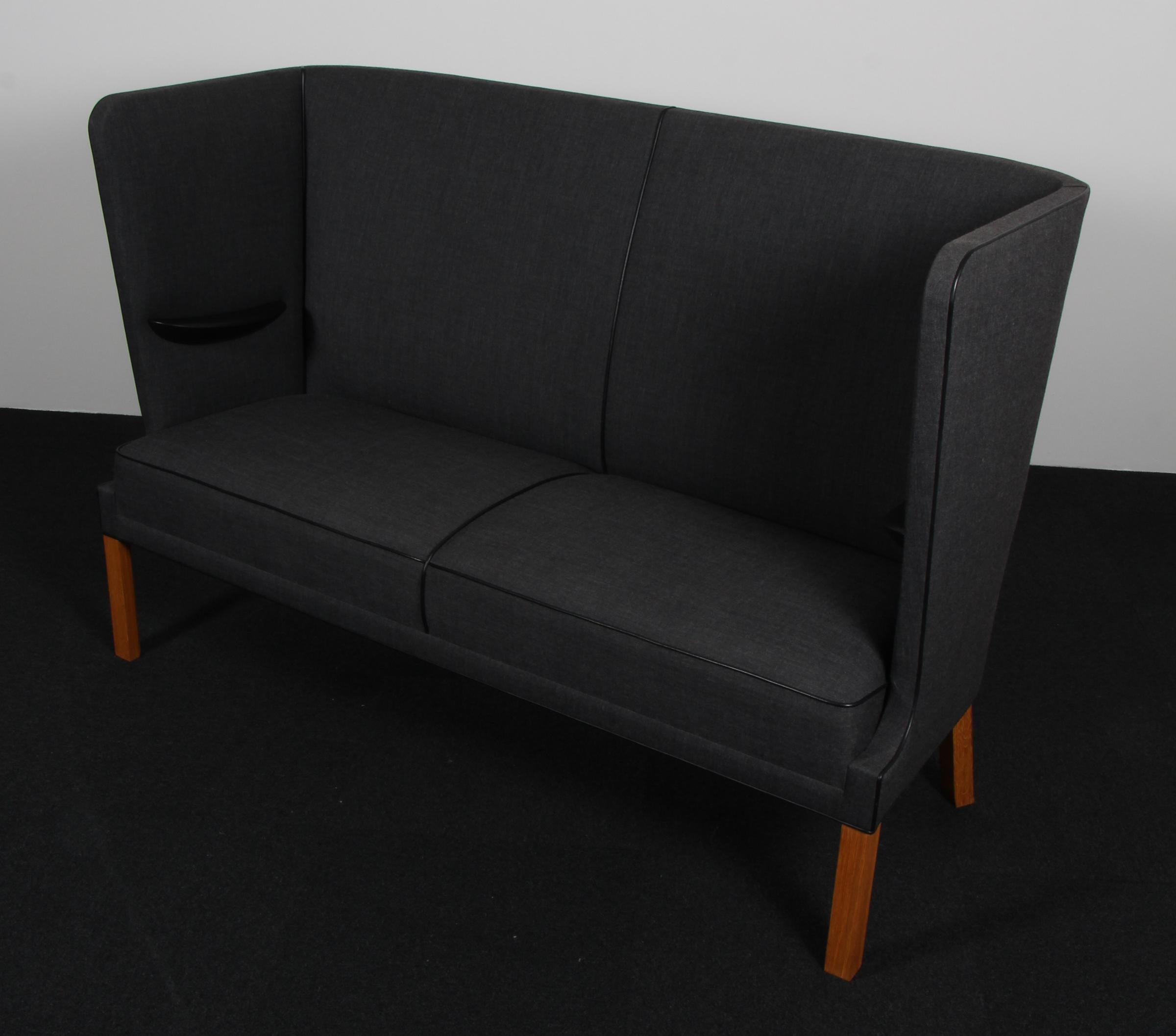 Zweisitzer-Sofa Coupe von Frits Hennignsen mit Stoff- und Lederbezügen.

Rahmen aus Eiche. 

Modell FH436, hergestellt von Carl Hansen.