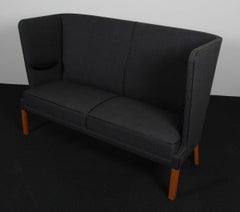 Frits Henningsen, sofá Coupé de dos plazas, modelo FH436