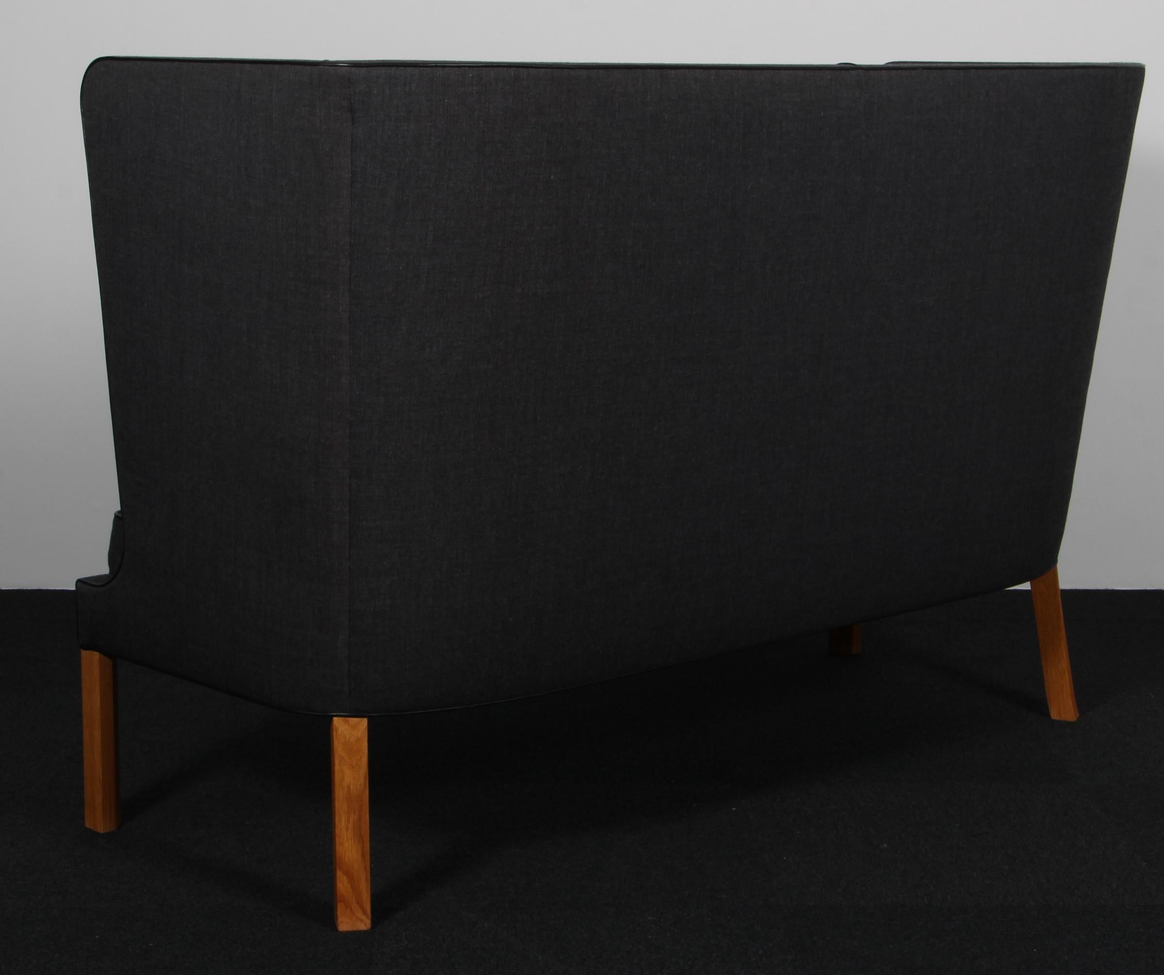 Frits Henningsen, zweisitziges Sofa Coupe, Modell FH436 im Angebot 2