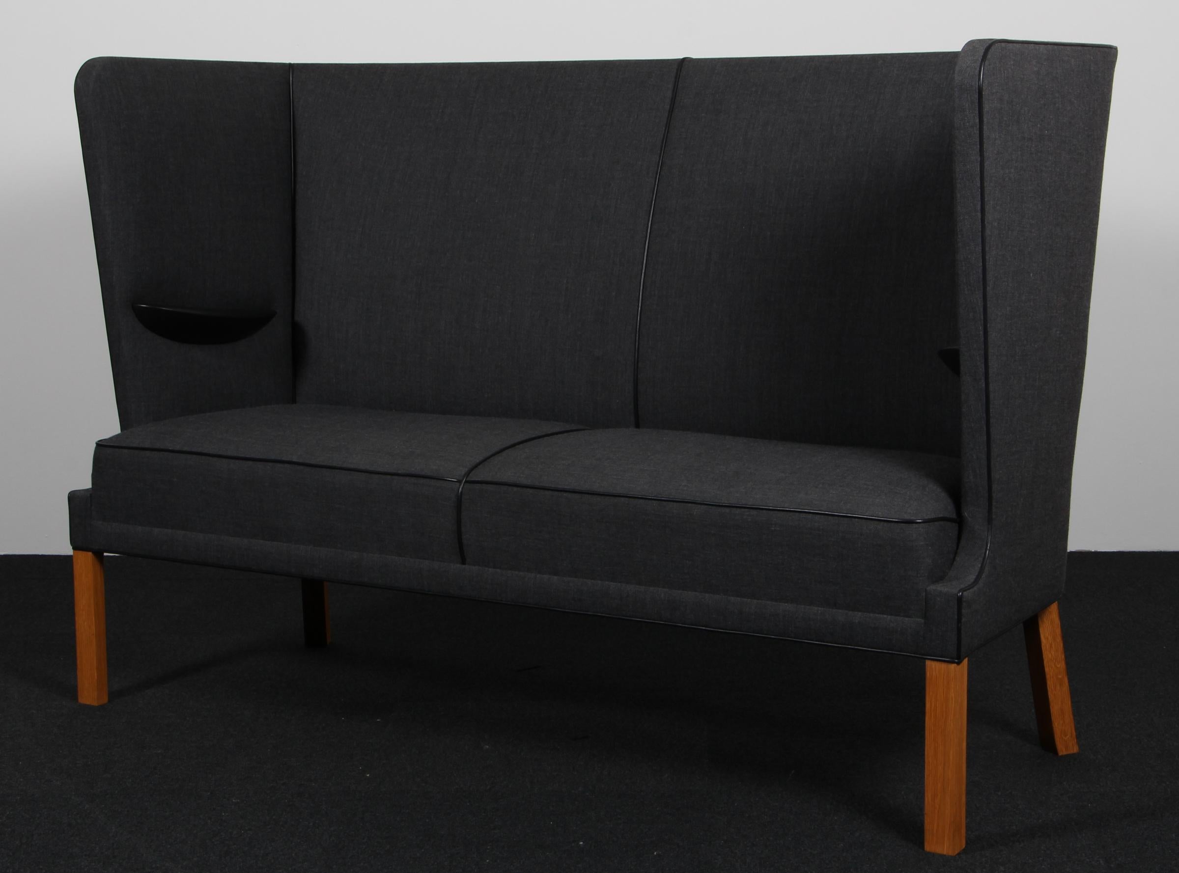Frits Henningsen, zweisitziges Sofa Coupe, Modell FH436 im Angebot