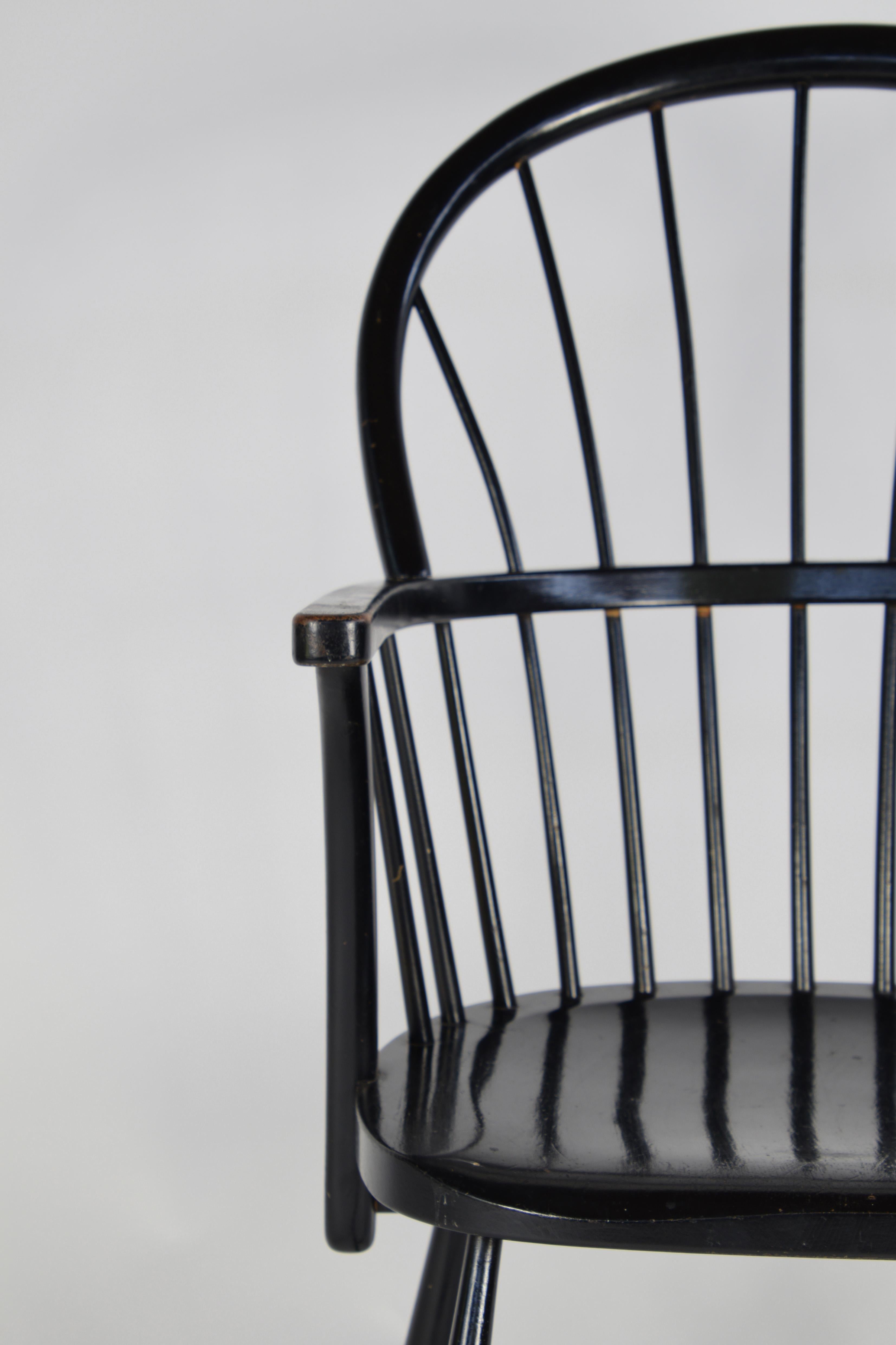 Frits Henningsen Windsor Chair in Black Oak, Ch-18a by Carl Hansen in the 1940s In Good Condition In Enschede, Overijssel