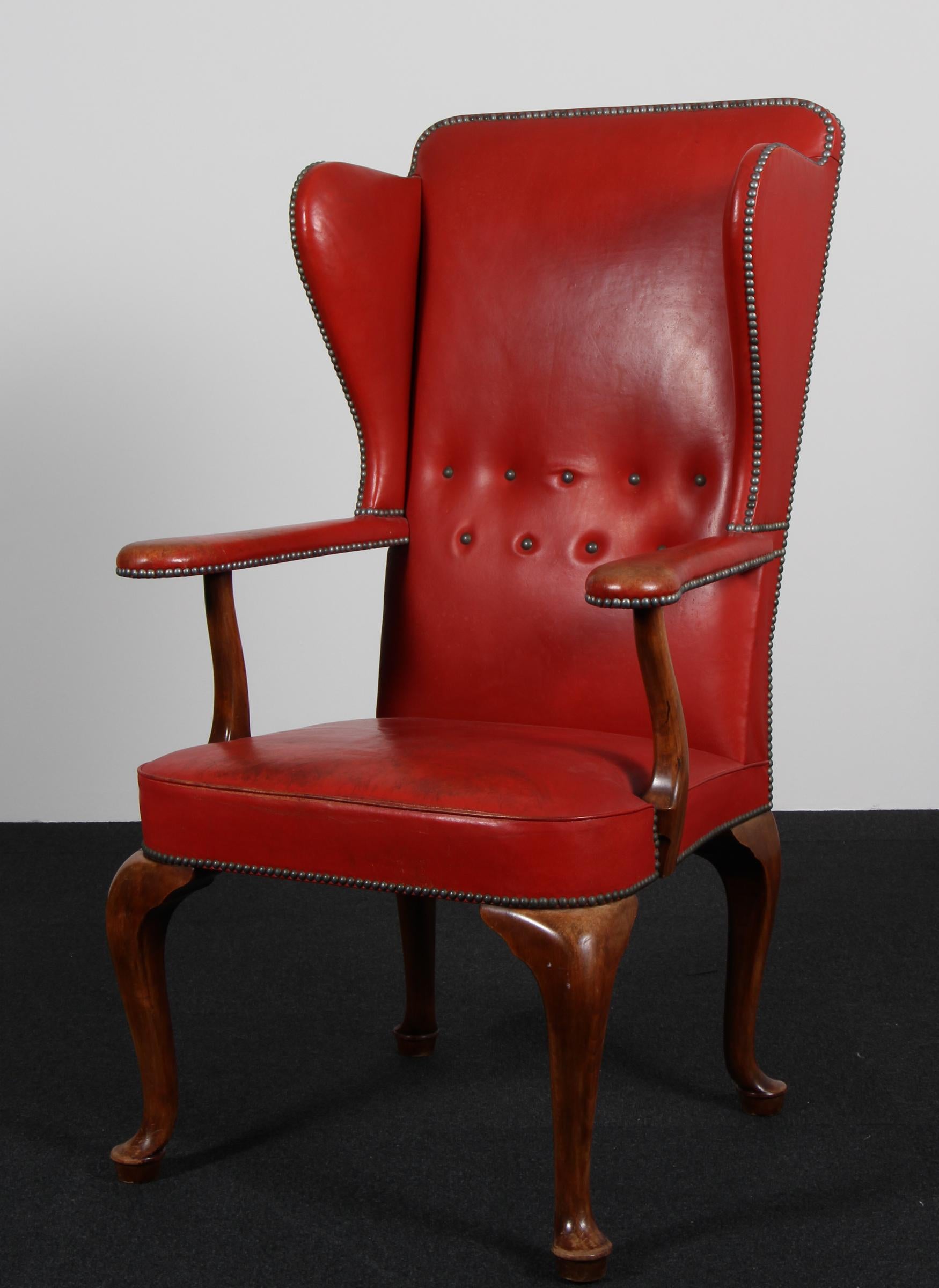 Frits Henningsen fauteuil / chaise de salon à oreilles garni de cuir rouge patiné d'origine
Cadre en acajou. 

Fabriqué dans les années 1940.