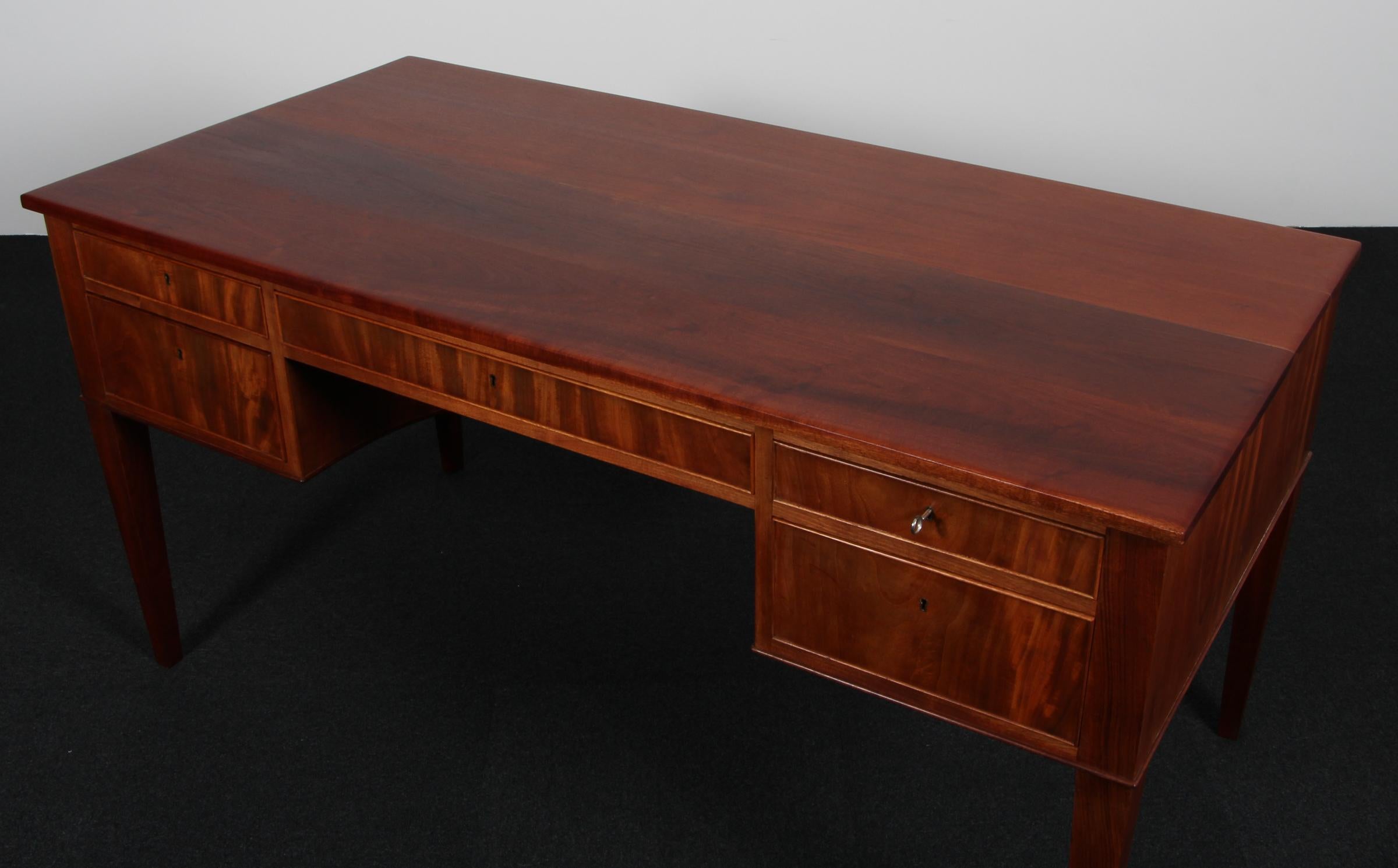 Frits Hennignsen writing desk in mahogany. With drawers. 

Table top is solid.

Made in the 1940s