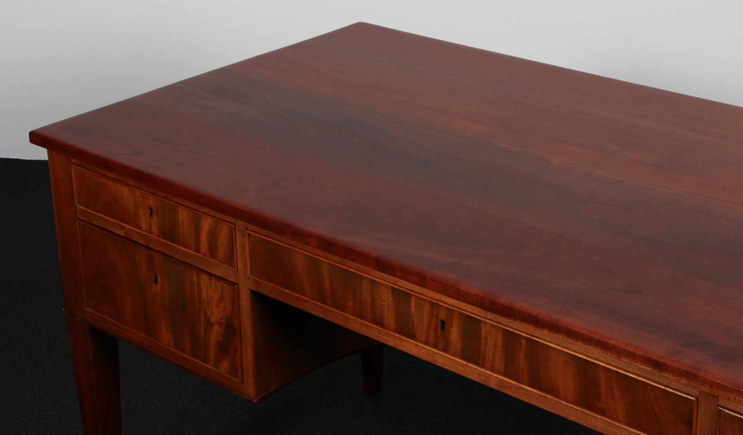 Scandinavo moderno Frits Henningsen writing desk in mahogany, 1940's in vendita