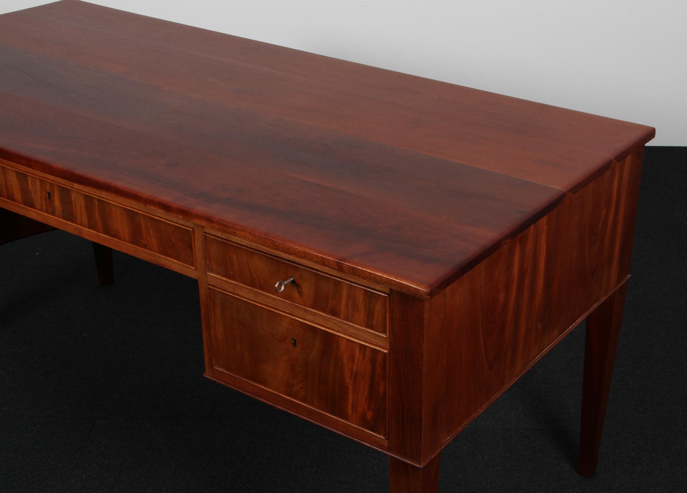 Danese Frits Henningsen writing desk in mahogany, 1940's in vendita